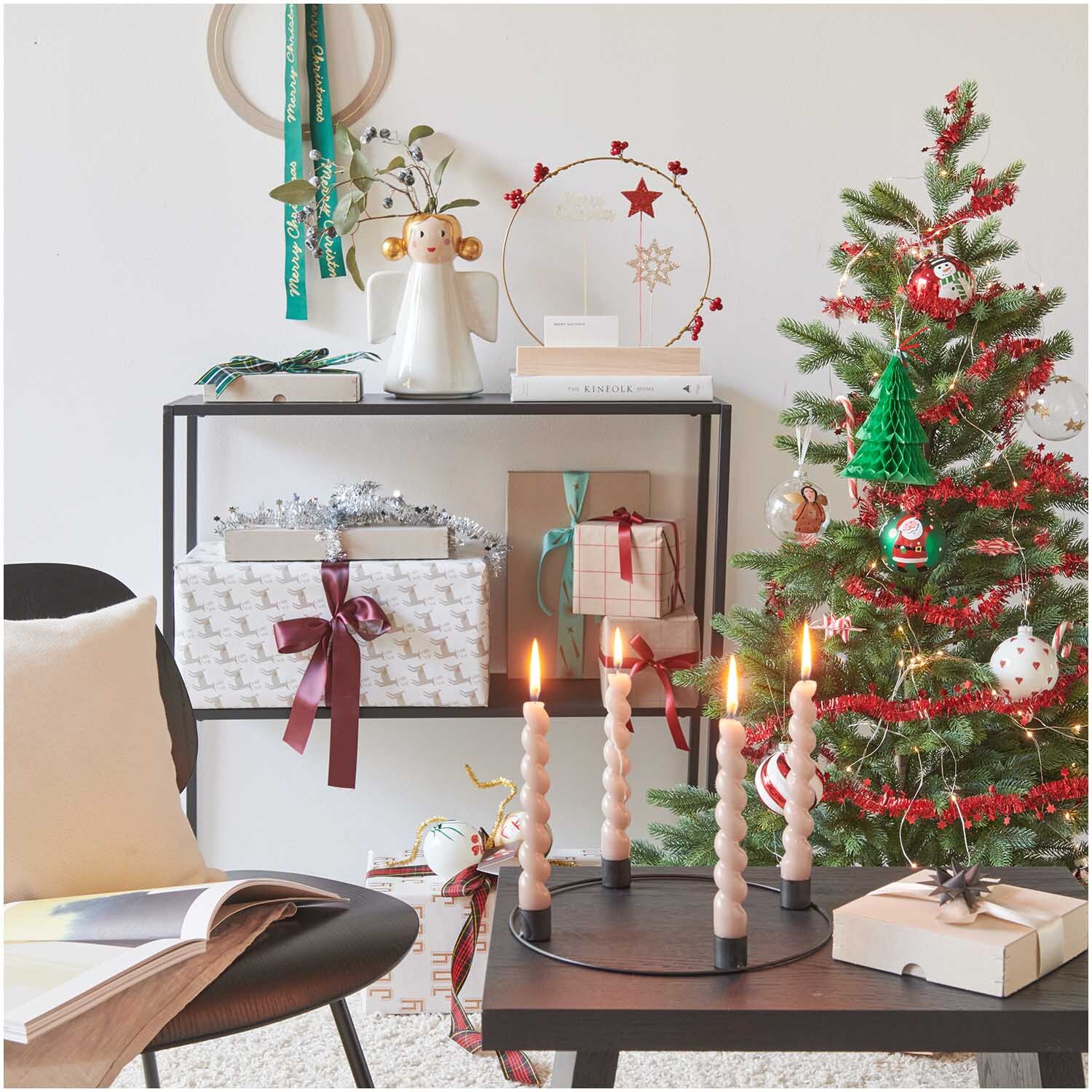 Metallring Adventskranz Ø 25cm Farbe Schwarz Matt von Rico Design Metallring Adventskranz Ø 25cm in festlicher Szene mit Weihnachtsbaum und Kerzen. Ideal für stilvolle Dekoration.