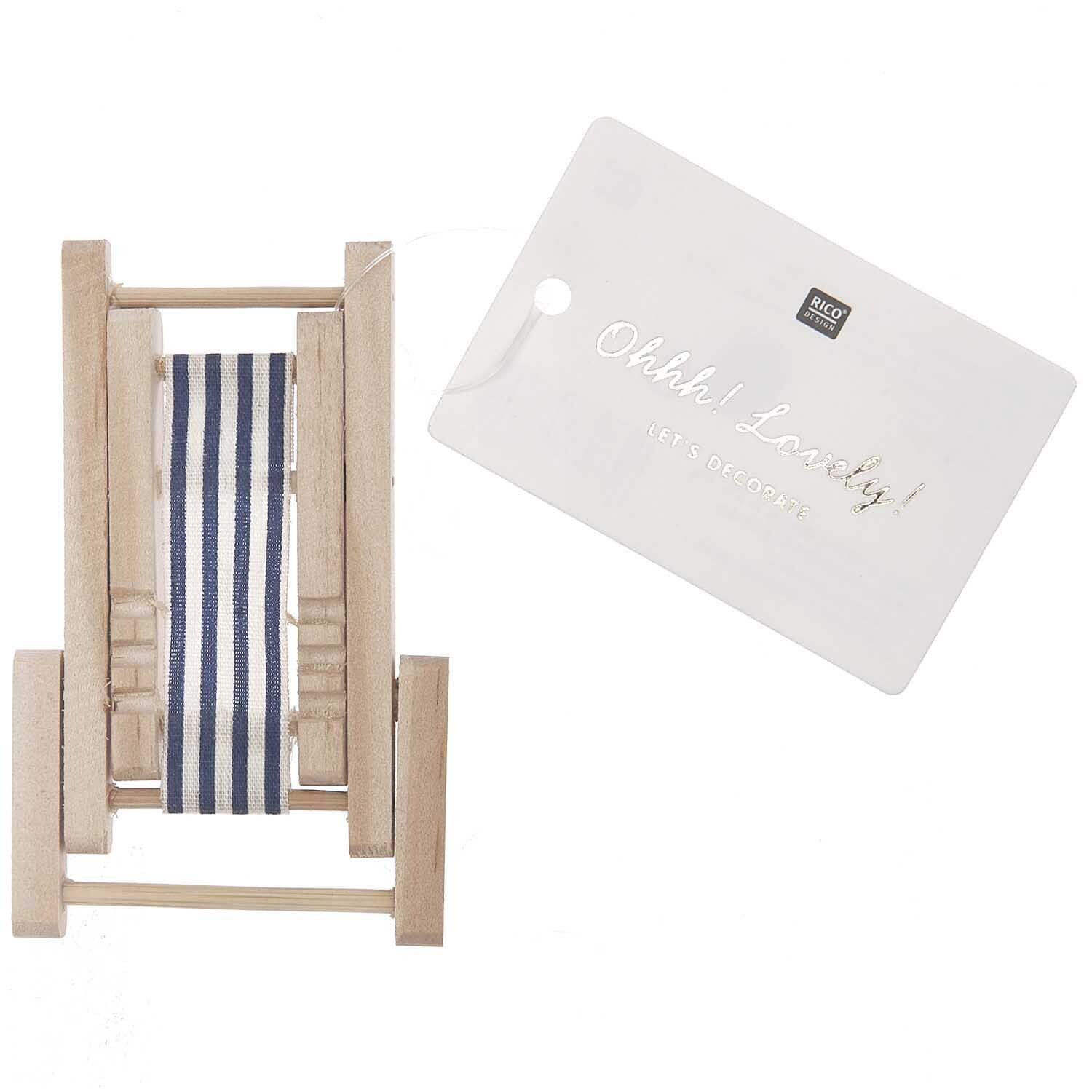 Deko-Liegestuhl blau-weiß von Rico Design, aus Holz mit blau-weiß gestreiftem Stoff, ideal für Dekorationen.