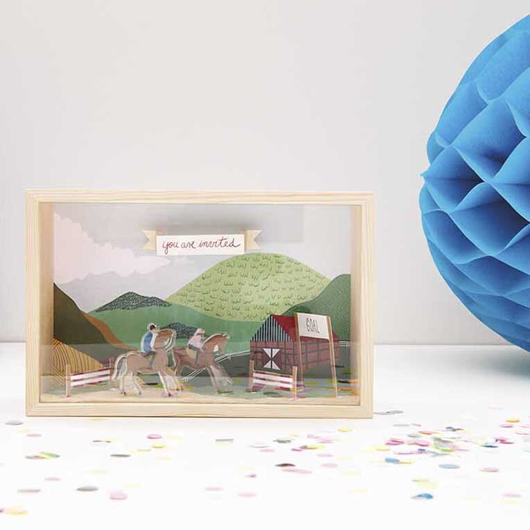 Figurico Gelsticker Reiter von Rico Design Figurico Gelsticker Reiter: Bunte Landschaft mit Reitern in Holzrahmen, dekoriert mit blauen und bunten Elementen.