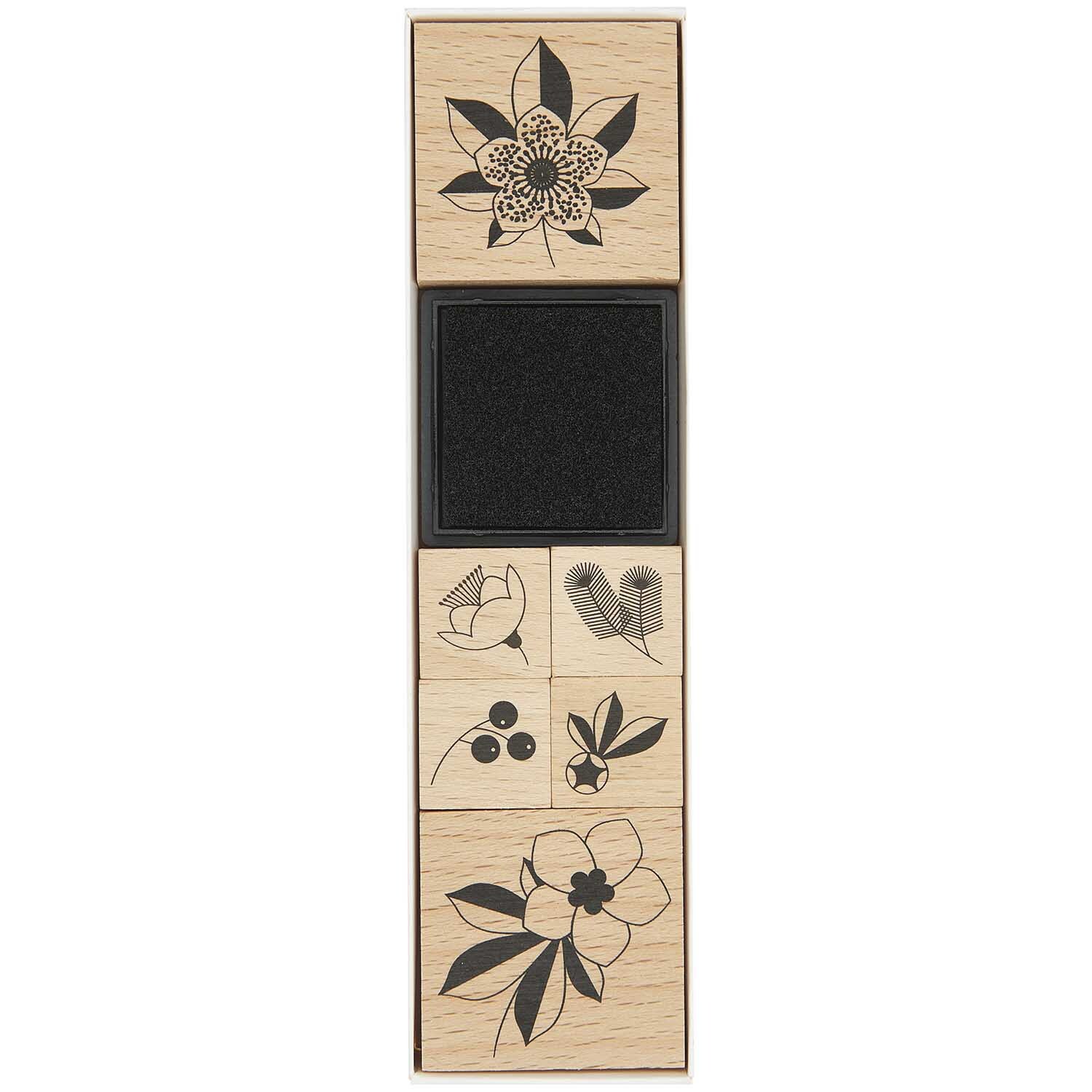 Paper Poetry Stempelset Helleborus von Rico Design, 7-teilig, zeigt florale Holzstempel.