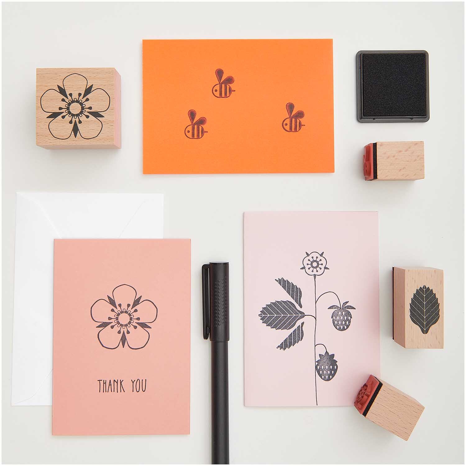 Paper Poetry Stempelset Just Bees + Fruits + Flowers 9-teilig von Rico Design Paper Poetry Stempelset mit Blumen- und Fruchtmotiven, 9-teilig von Rico Design, auf hellem Hintergrund.