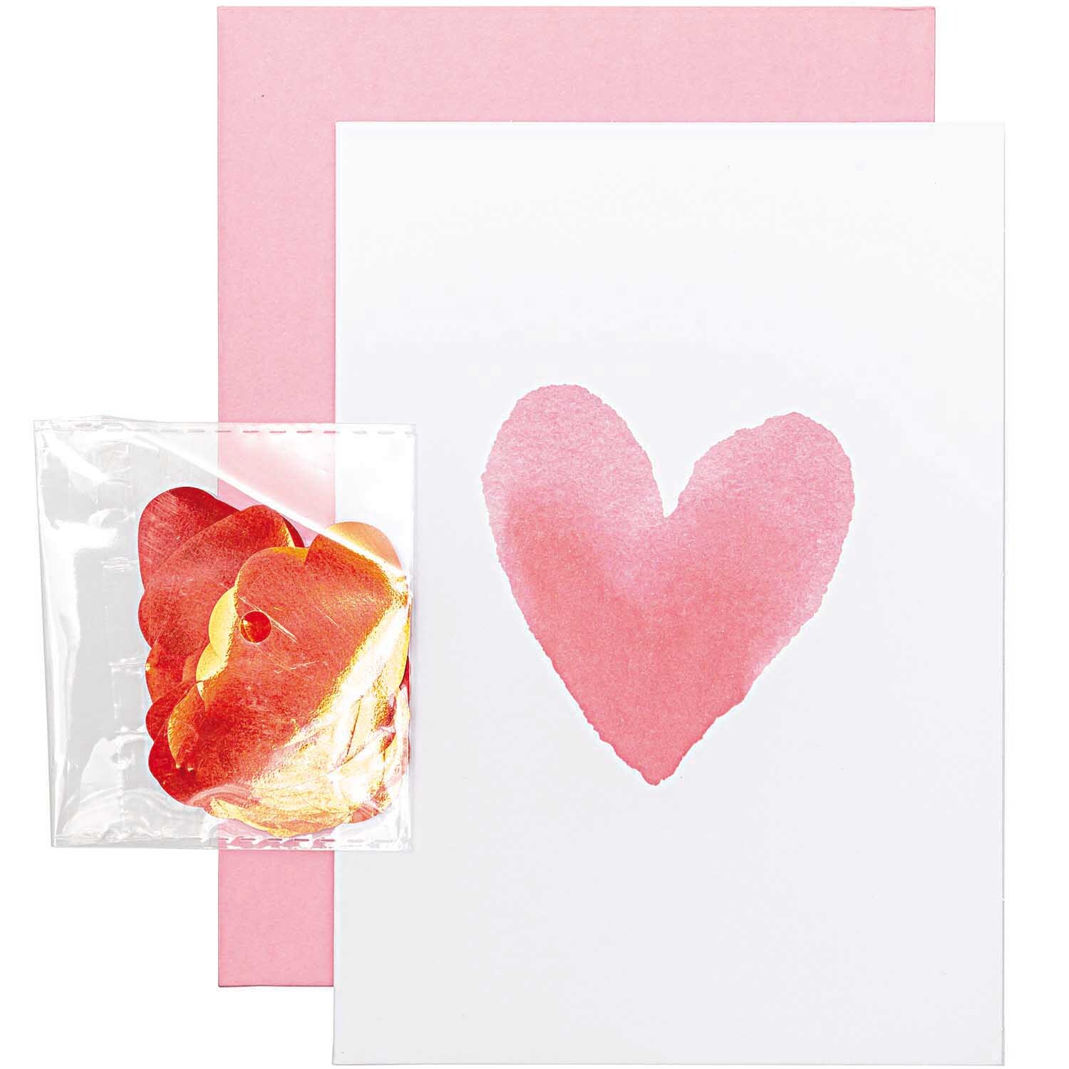 Paper Poetry Grußkartenset mit Herzmotiv in Aquarell. Enthält rosa Karten und rote Blütenblätter. Ideal für romantische Anlässe.