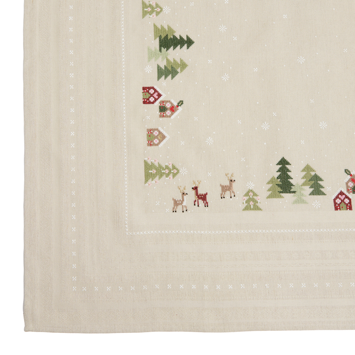 Stickpackung Tischdecke Winterlandschaft von Rico Design zeigt eine winterliche Szene mit Tannenbäumen und Rentieren auf beigem Stoff, 90x90cm.