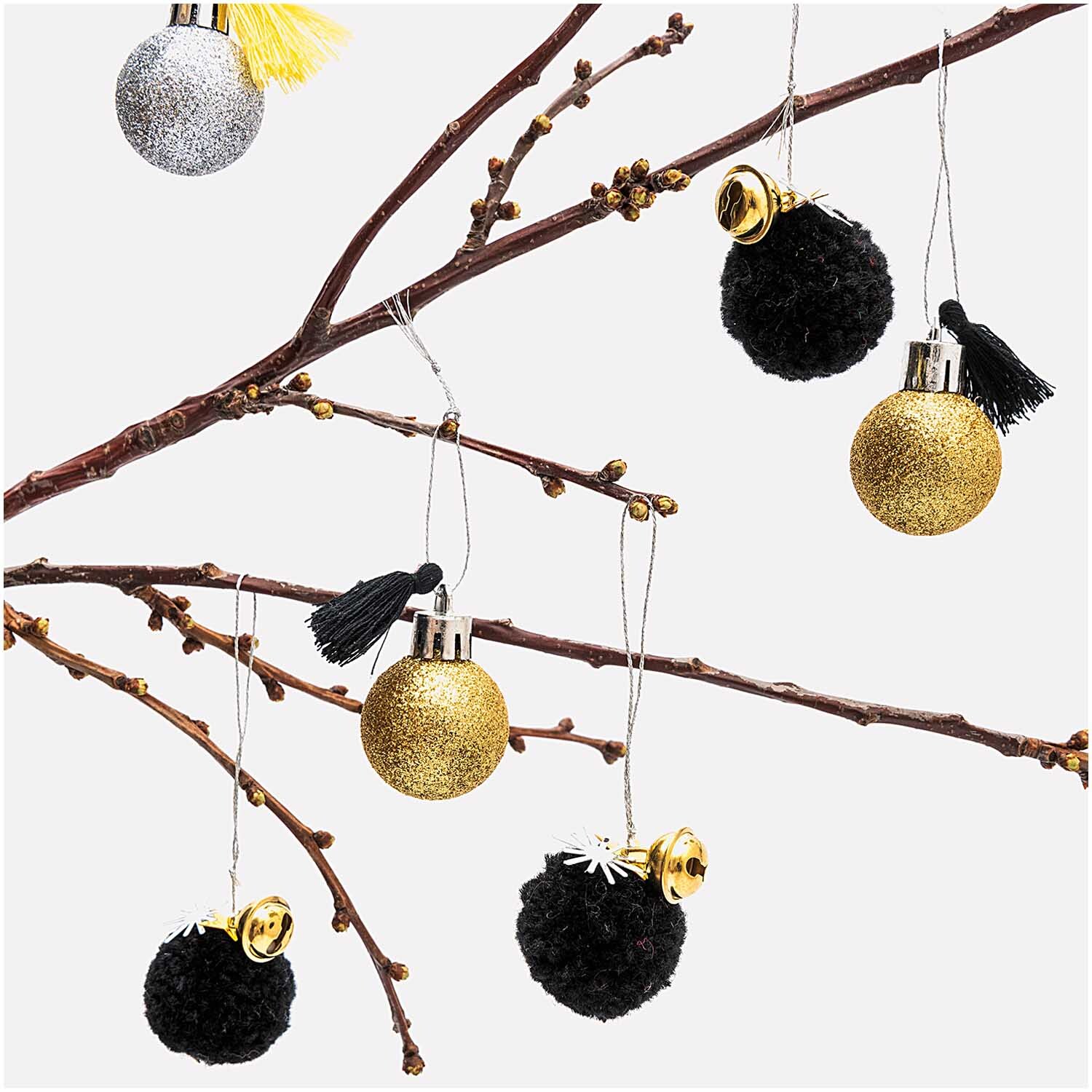 Pompon- und Kugel-Anhänger gold-silber 6 Stück: Dekorative Anhänger an Zweigen, in Schwarz, Gold und Silber von Rico Design.