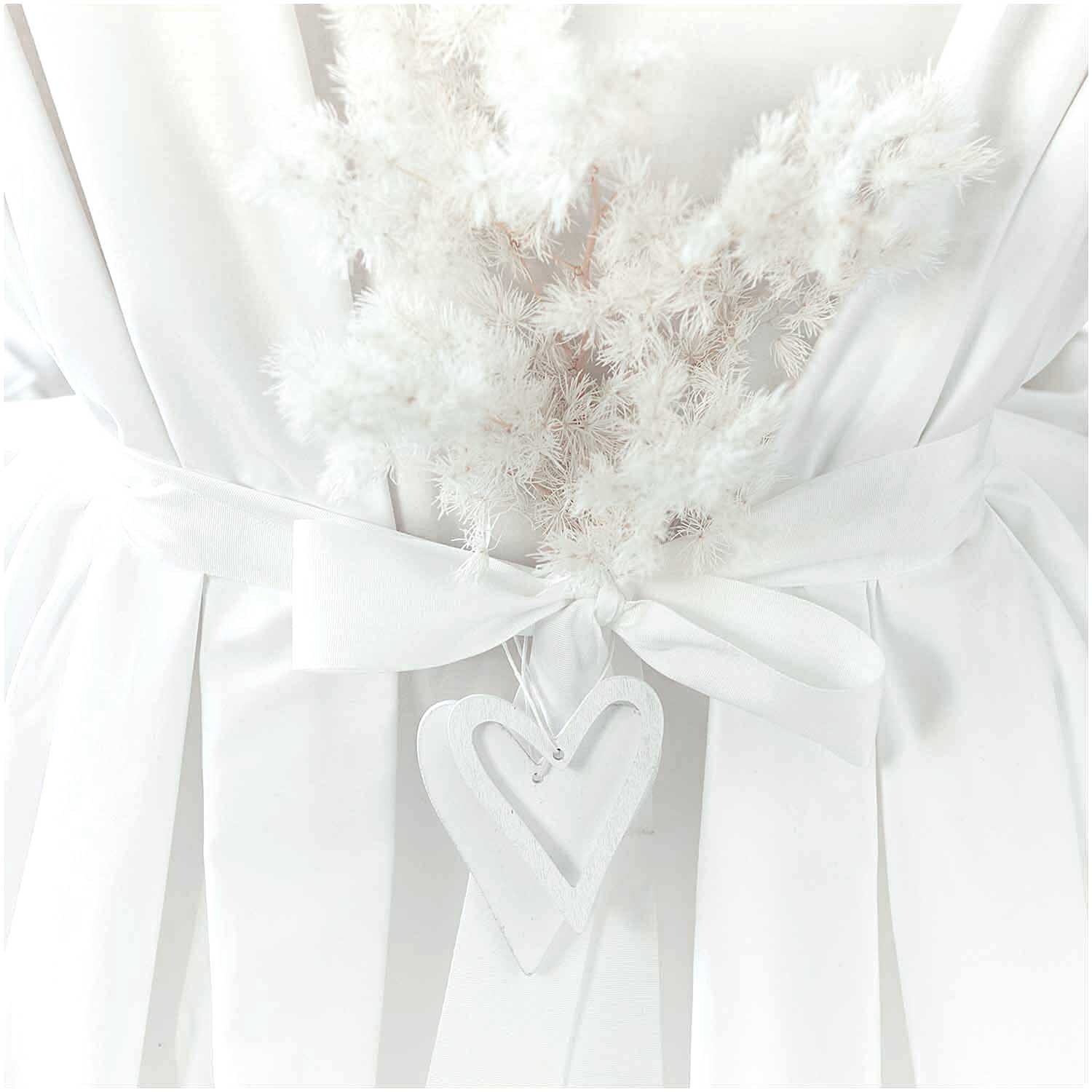 Holzhänger Herz offen weiß von Rico Design Holzhänger Herz offen weiß von Rico Design: Eleganter Herzanhänger vor weißem Hintergrund mit Schleife und dekorativen Zweigen.