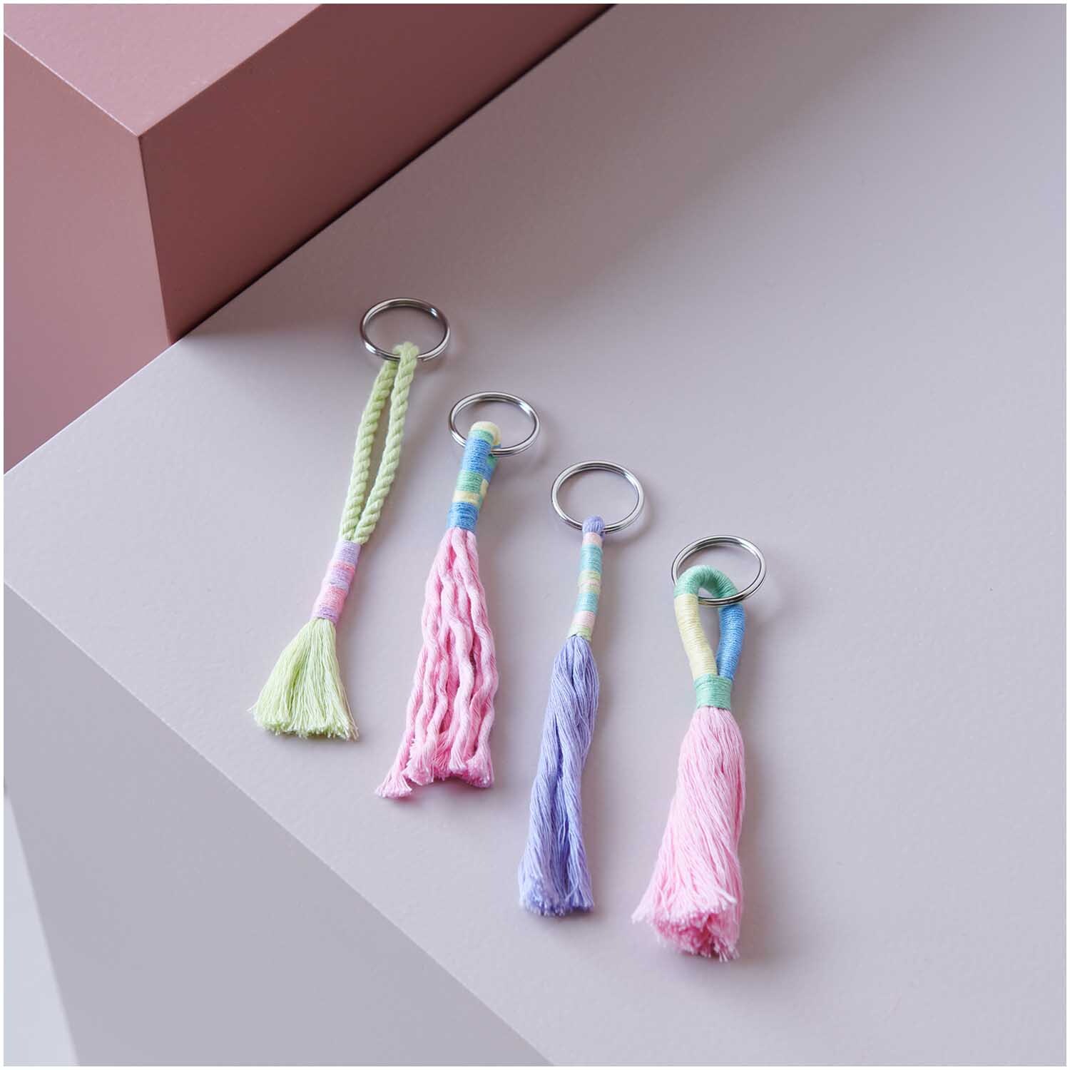 Set de fils à broder Ice Cream 10 pièces 10-teilig from Rico Design Stickgarn Set Ice Cream, 10-teilig, zeigt vier bunte Anhänger auf hellem Hintergrund. Ideal für kreative Projekte.