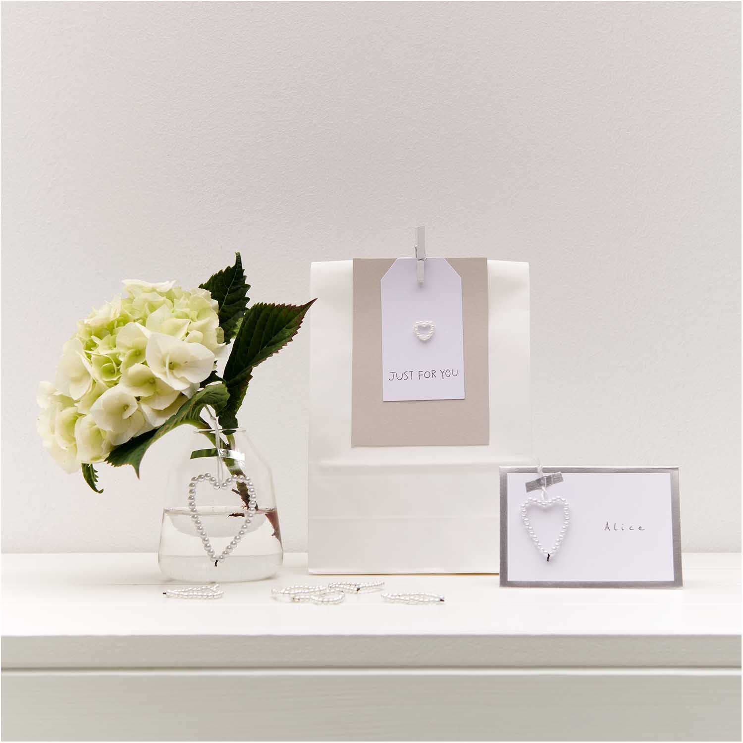 Perlenstreu Herz klein perlmutt 50 Stück von Rico Design Perlenstreu Herz klein perlmutt 50 Stück: Elegante Dekoration mit weißen Perlenherzen, ideal für festliche Anlässe.