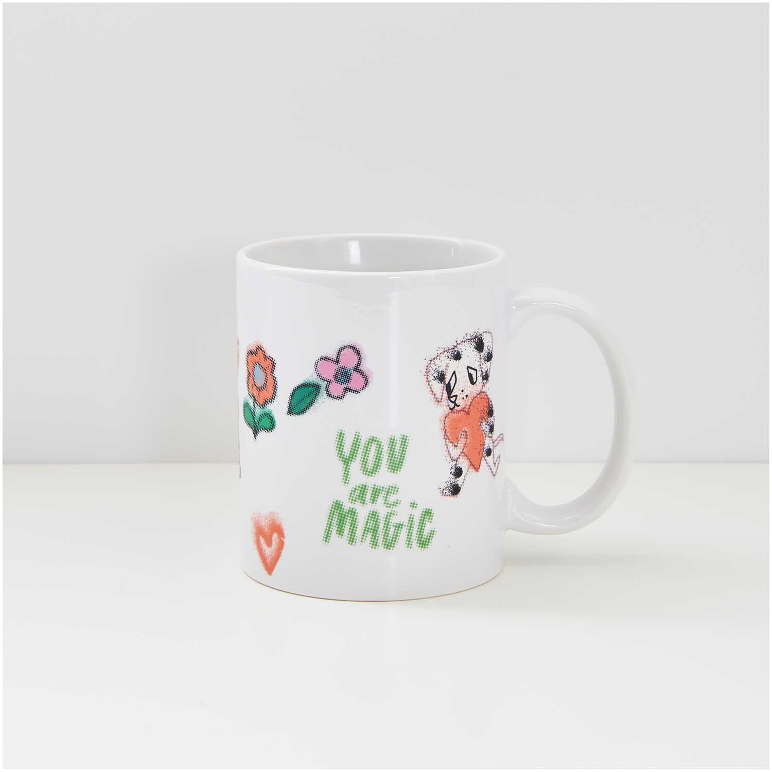 Transfermotiv Spray-Mix 10 Stück von Rico Design Transfermotiv Spray-Mix 10 Stück: Weiße Tasse mit bunten Blumen und einem Herzmotiv, verziert mit "You are Magic". Ideal für kreative Designs.