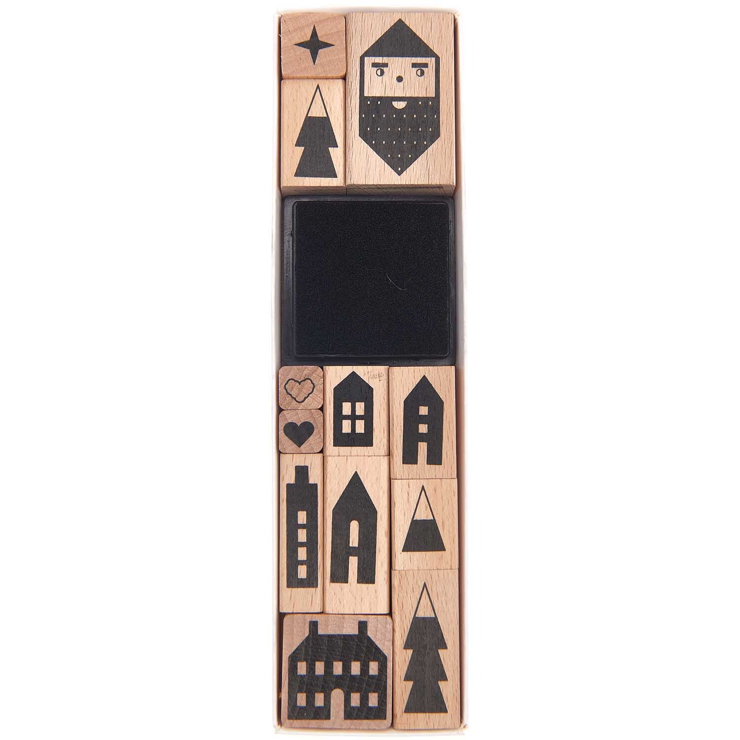 Paper Poetry Stempelset Häuser, 13-teilig, von Rico Design. Enthält verschiedene Haus- und Baumstempel auf Holzblöcken.