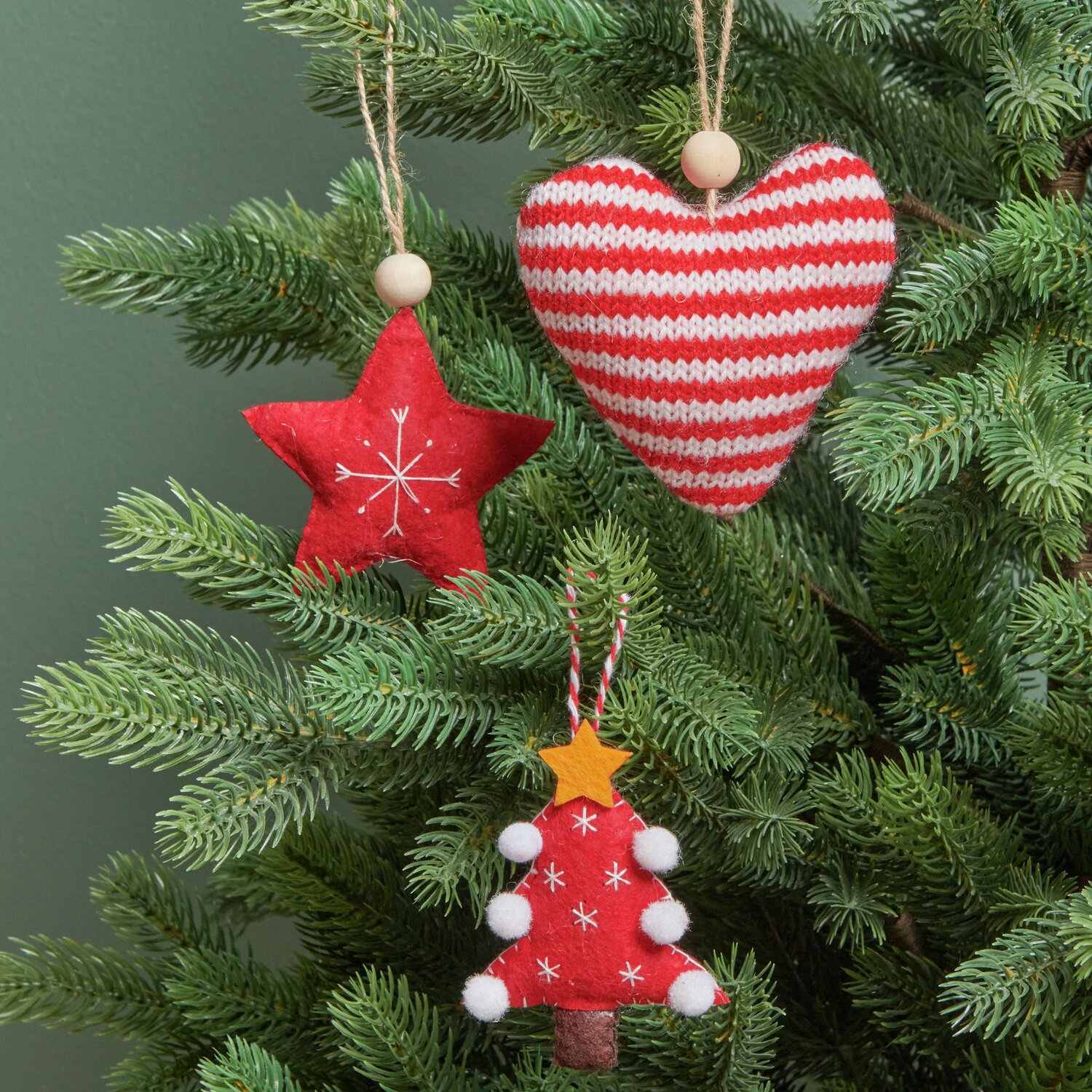 Strickherz gestreift Rot-Weiß 9,5x4x9cm von Rico Design Strickherz gestreift Rot-Weiß, Filzstern mit Stickerei und Weihnachtsbaum Filz hängen an einem Tannenbaum.