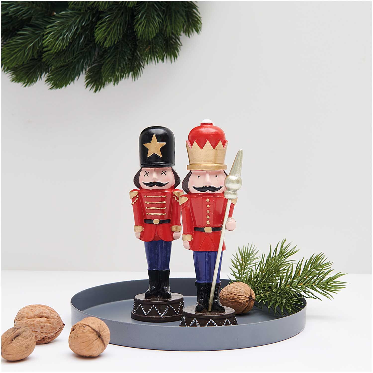 Polyresin Figur Nussknacker mit Stab 17cm Farbe Rot von Rico Design