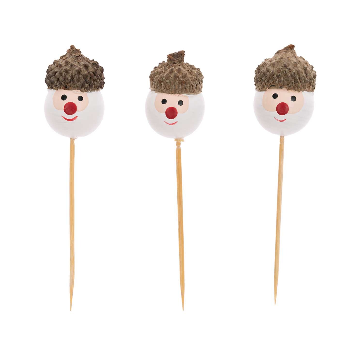 Sticks Weihnachtsmann weiß 3 Stück: Drei weiße Weihnachtsmann-Sticks mit braunen Mützen von Rico Design.