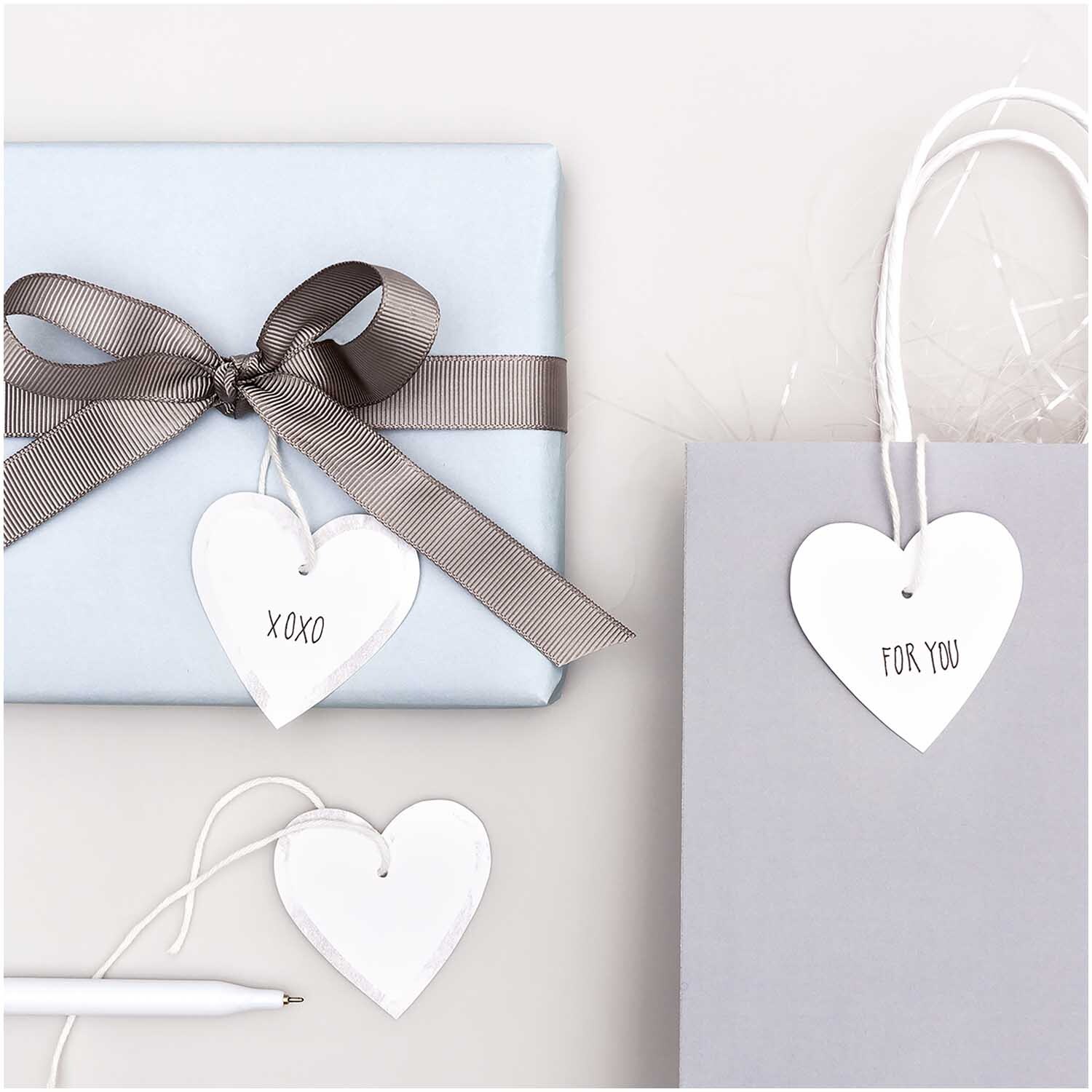 Paper Poetry Papieranhänger Herzen M 24 Stück Farbe Weiß-Silber von Rico Design Paper Poetry Papieranhänger Herzen M 24 Stück: Herzförmige Anhänger in Weiß-Silber an Geschenken und Tüten, ideal für Dekorationen.