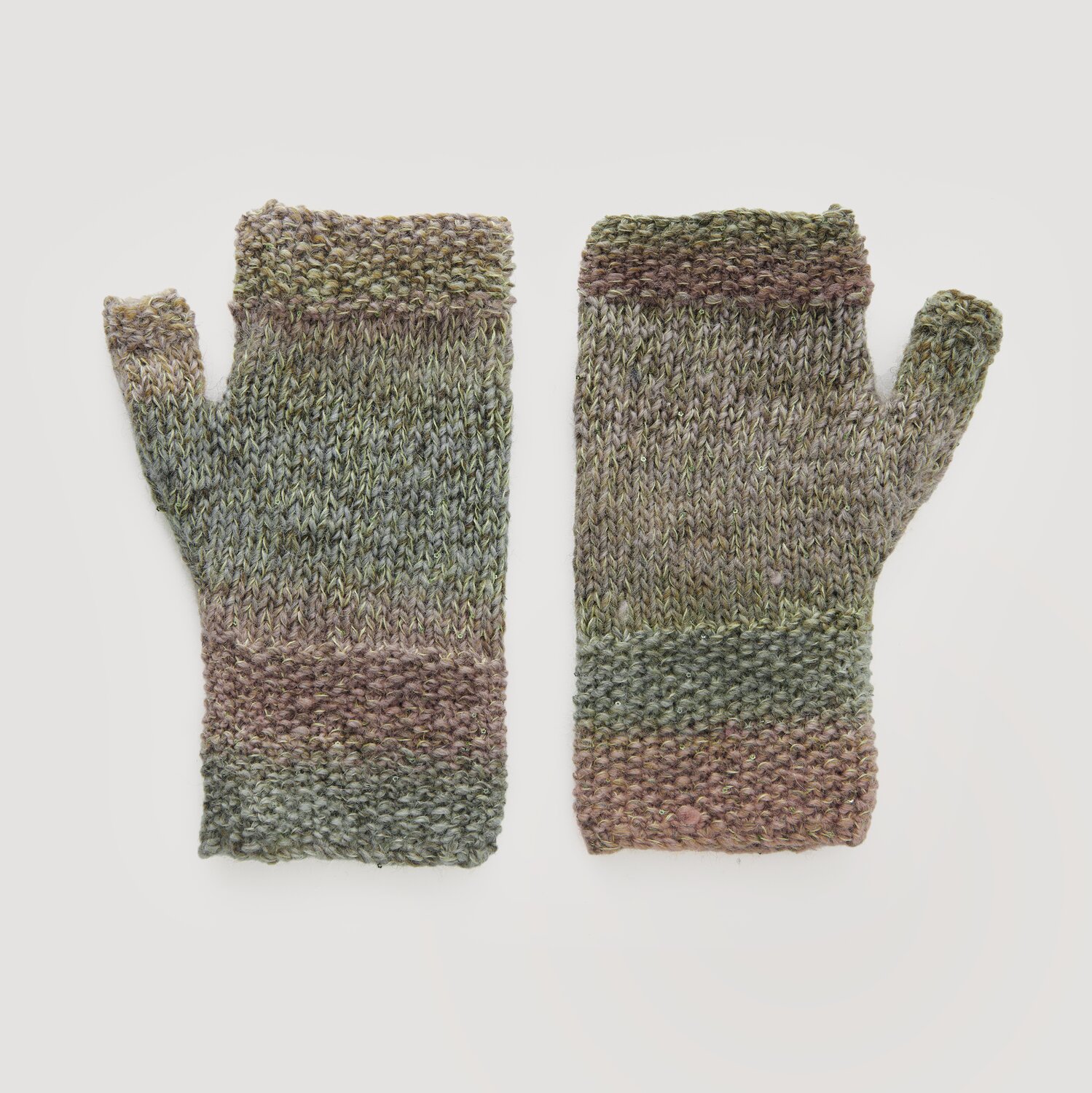 Creative Melange Alpaca Wonderball dk 100g 300m Farbe Summer von Rico Design Fingerlose Handschuhe in melierten Grüntönen, Modell Legeware. Die gestrickten Handschuhe sind ideal für kühle Tage und bieten Komfort und Stil. Perfekt für den Herbst.