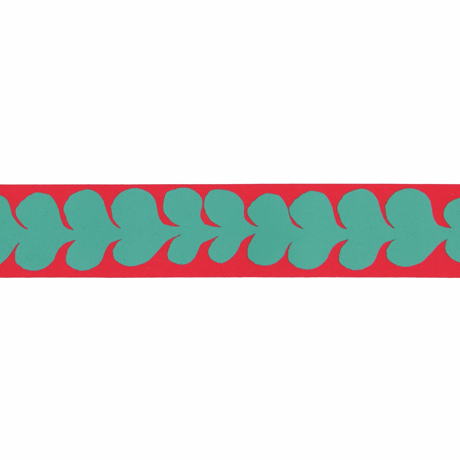 Taftband Midsommar Magic Klee mit grünem Kleemuster auf rotem Hintergrund, 38mm breit, 3m lang. Ideal für kreative Dekorationen.