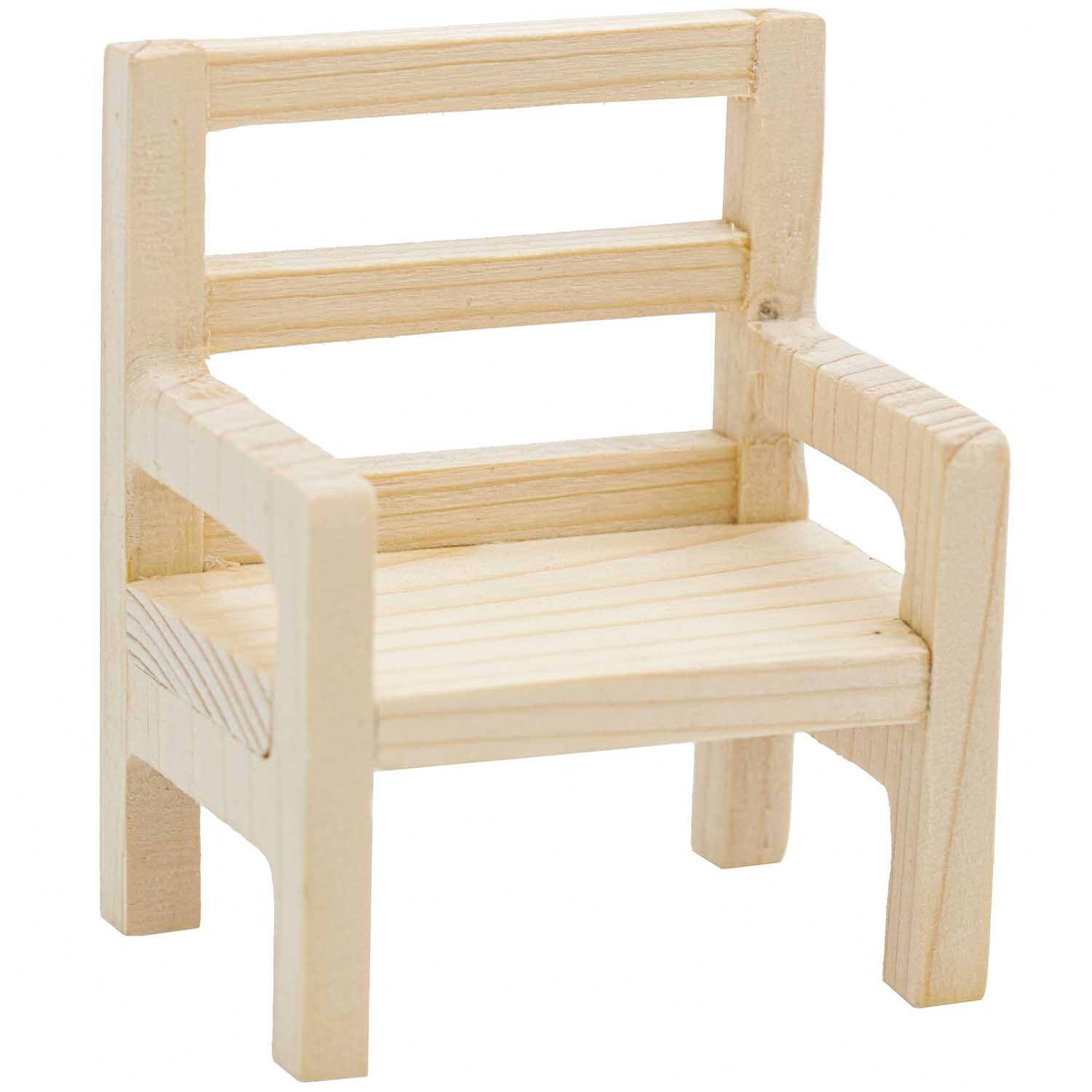 Miniatur Stuhl aus hellem Holz von Rico Design, ideal für Puppenhäuser, Größe 4,5x6,5x8cm.