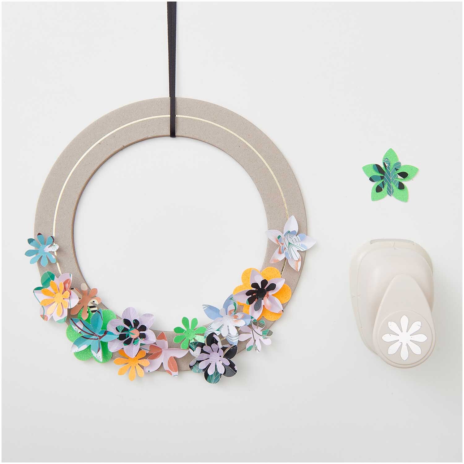 Motivpapierblock Just Bees + Fruits + Flowers 30 Blatt von Rico Design Motivpapierblock Just Bees + Fruits + Flowers 30 Blatt: Kranz mit bunten Papierblumen und Blumenstanzer von Rico Design.