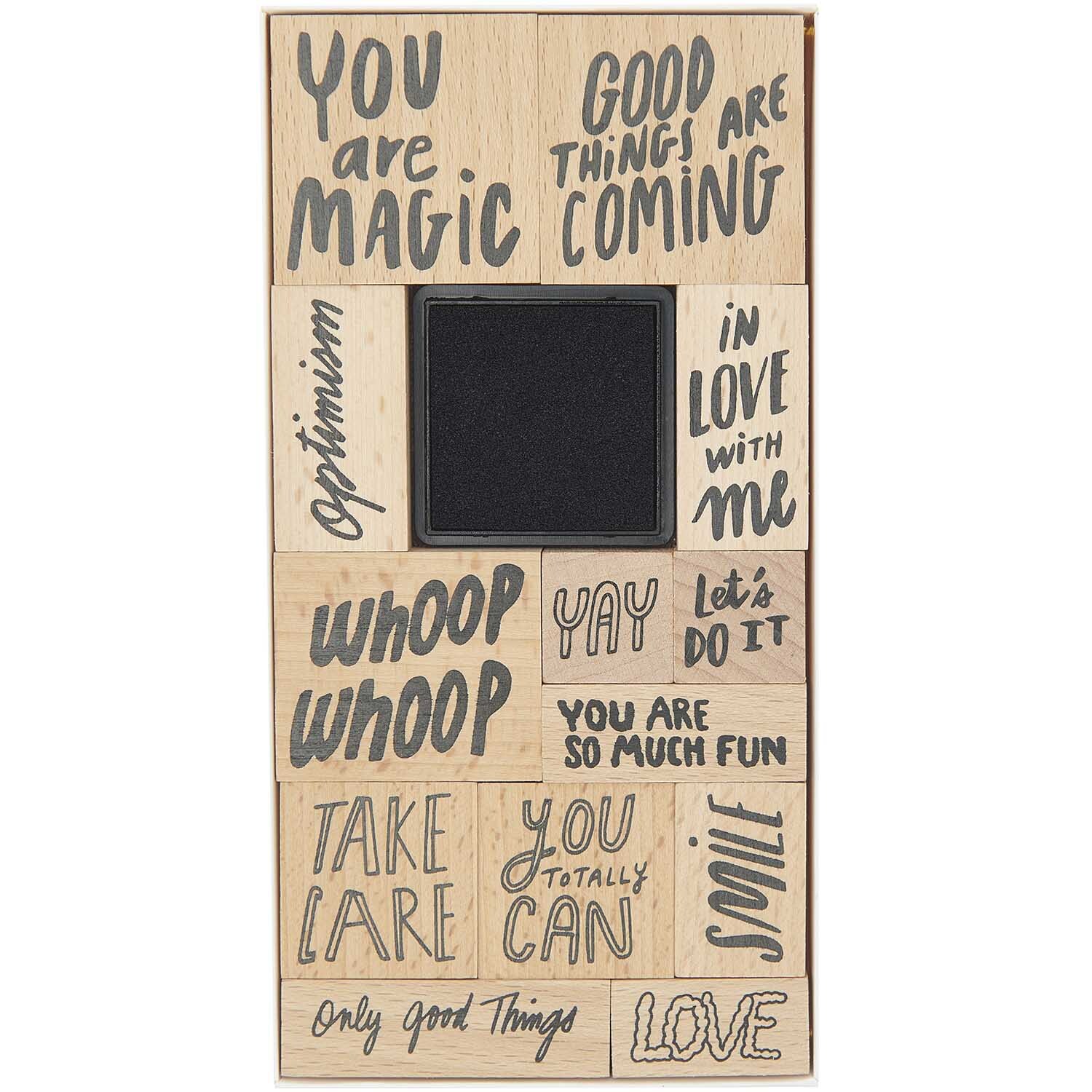 Paper Poetry Stempelset You are Magic, 14-teilig, von Rico Design mit inspirierenden Botschaften auf Holzstempeln, ideal für kreative Projekte.
