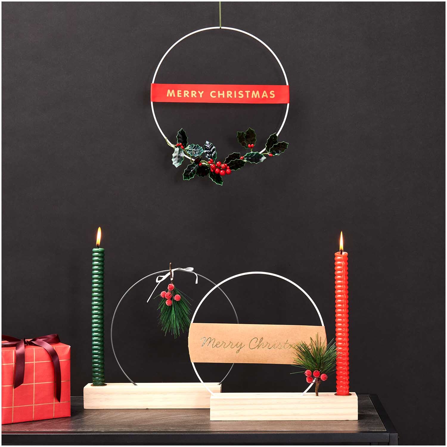 Paper Poetry Papierstreifen weihnachtlich 7x42cm 3 Stück Farbe Kraftpapier von Rico Design Paper Poetry Papierstreifen weihnachtlich dekoriert mit Kerzen und Geschenken auf dunklem Hintergrund. Ideal für festliche Dekorationen.