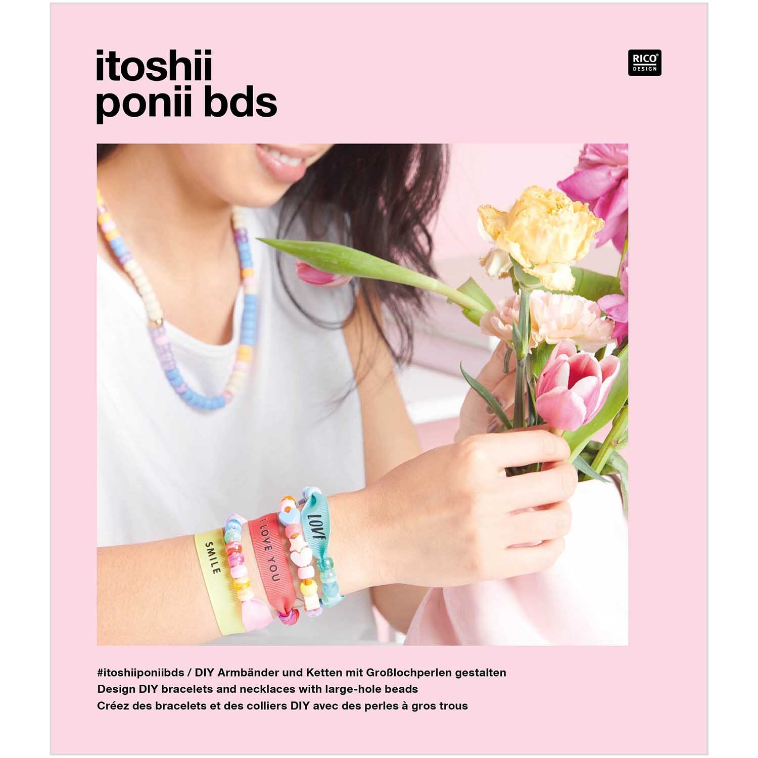 Heft itoshii -Ponii Beads: Frau trägt bunte DIY-Armbänder von Rico Design, hält Blumenstrauß.