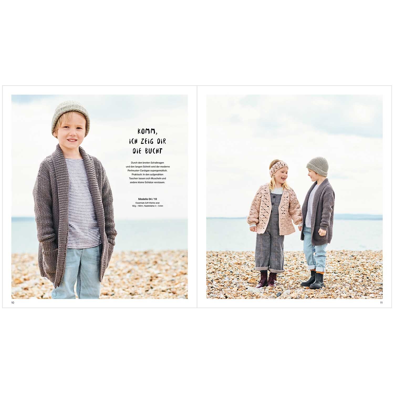 Kids Nr.9: Zwei Kinder in gestrickten Rico Design Outfits am Strand, lächelnd und spielend.