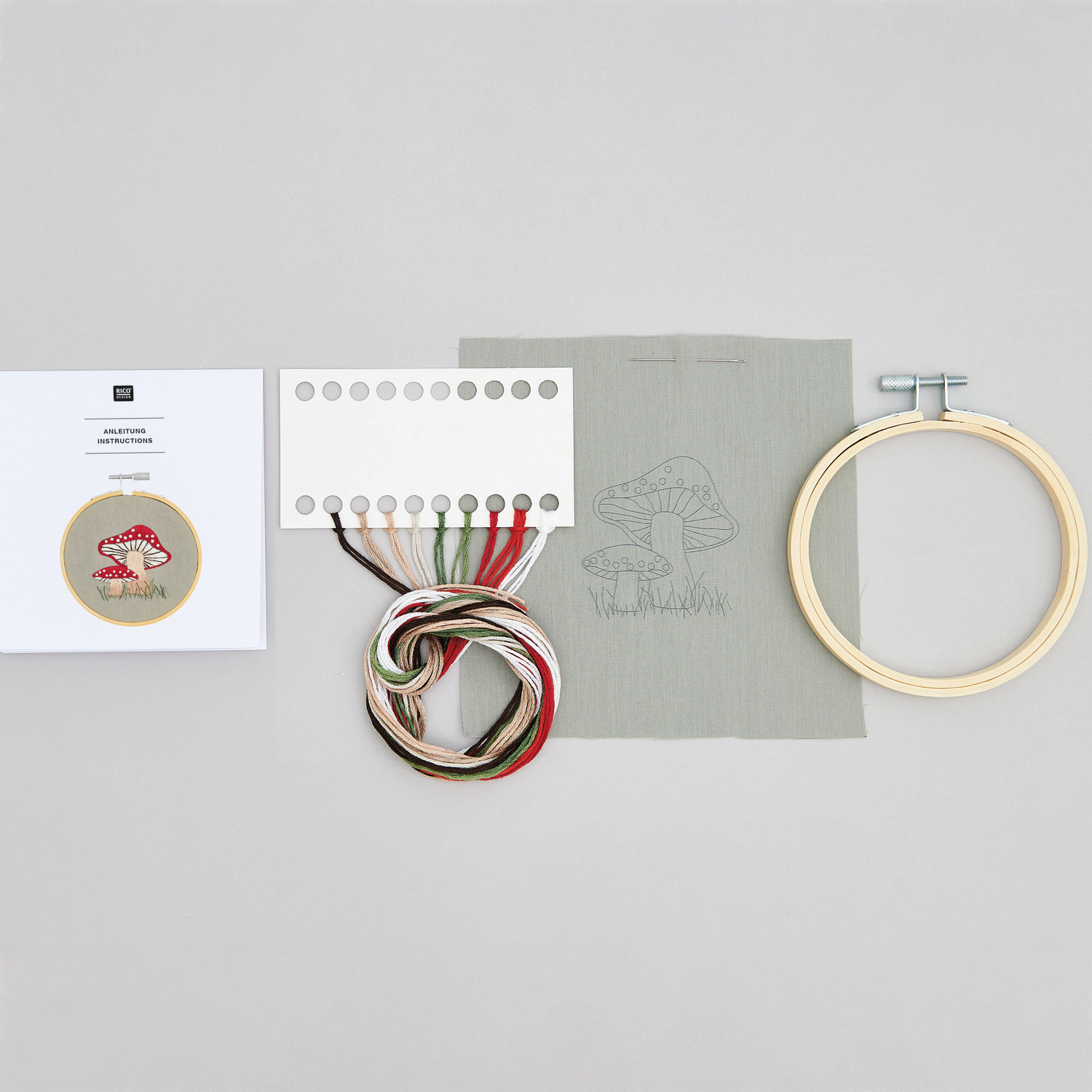 Stickpackung Shrooom kleine Pilze vorgezeichnet Ø10cm von Rico Design Stickpackung Shrooom kleine Pilze vorgezeichnet, Ø10cm. Enthält Stickrahmen, Garn und Stoff in natürlichen Farben. Marke: Rico Design.