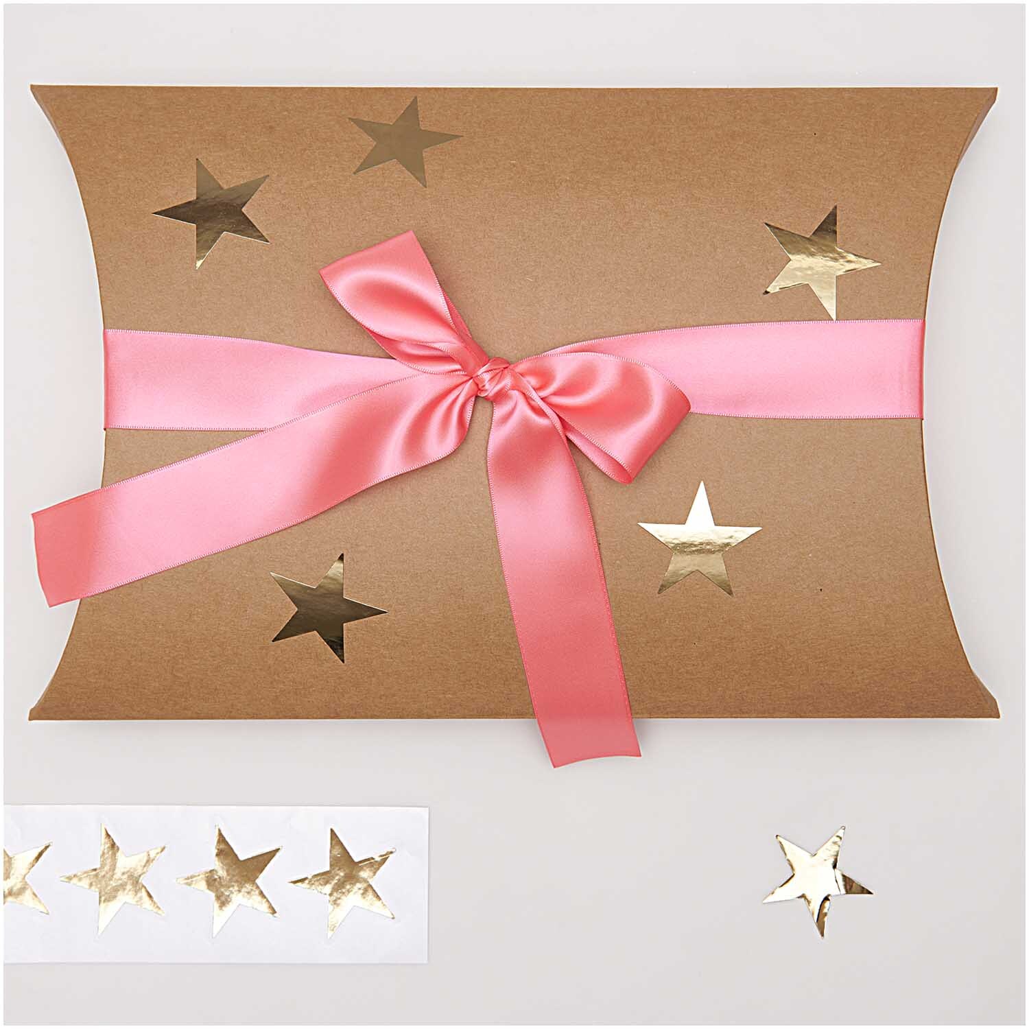 Paper Poetry Sticker Sterne 5cm 120 Stück auf der Rolle Hot Foil Farbe Gold von Rico Design Paper Poetry Sticker Sterne 5cm, 120 Stück: Goldene Sterne auf Geschenkbox mit rosa Schleife. Ideal für kreative Dekorationen.