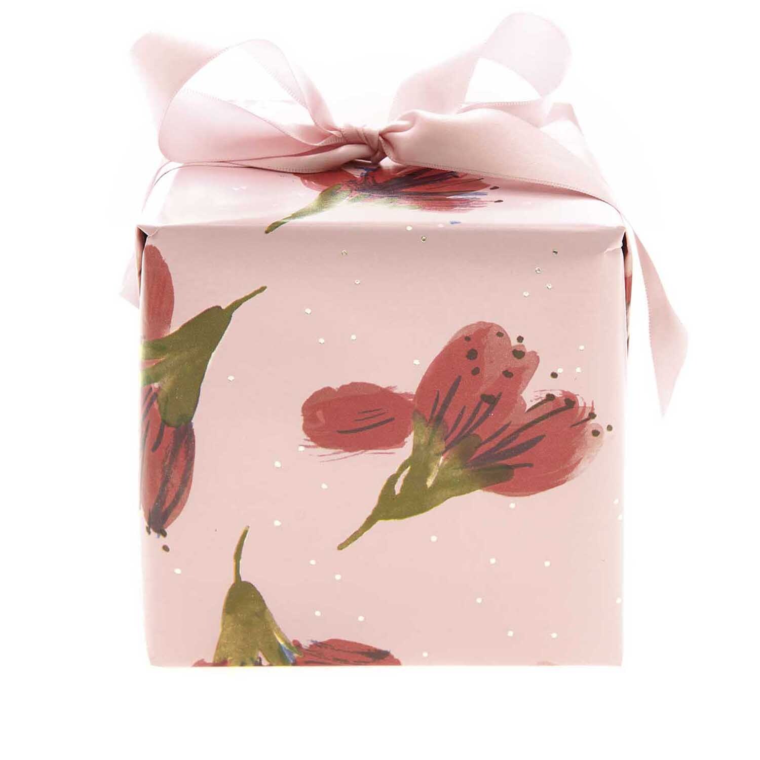 Paper Poetry Geschenkpapier Blüten rosa 70cm 2m 80g/m² von Rico Design Paper Poetry Geschenkpapier mit Blütenmuster, verpackt um eine Schachtel, verziert mit rosa Schleife. Ideal für stilvolle Geschenke.