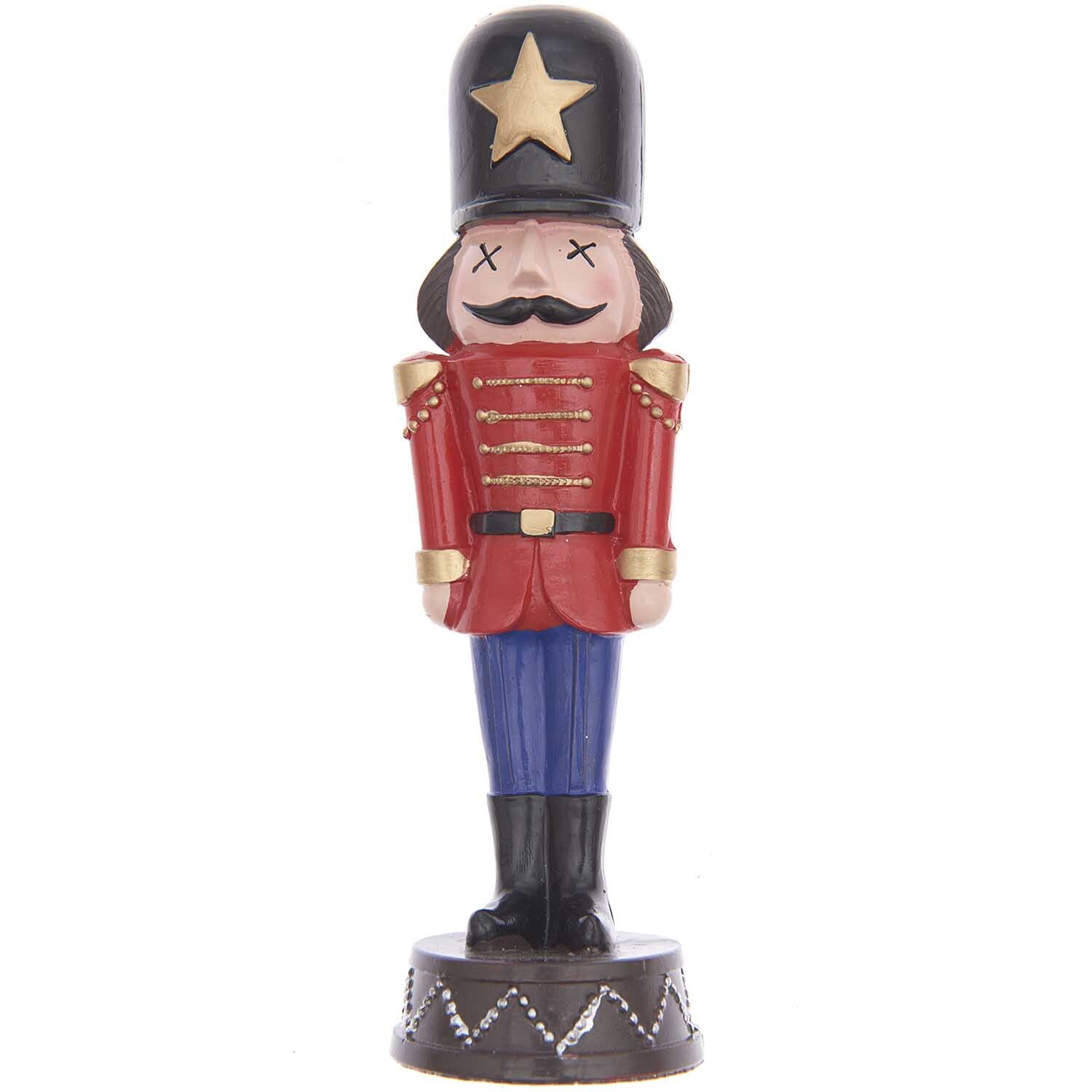 Polyresin Figur Nussknacker 17cm: Dekorative Figur in roter Uniform mit schwarzem Hut und goldenen Details von Rico Design.