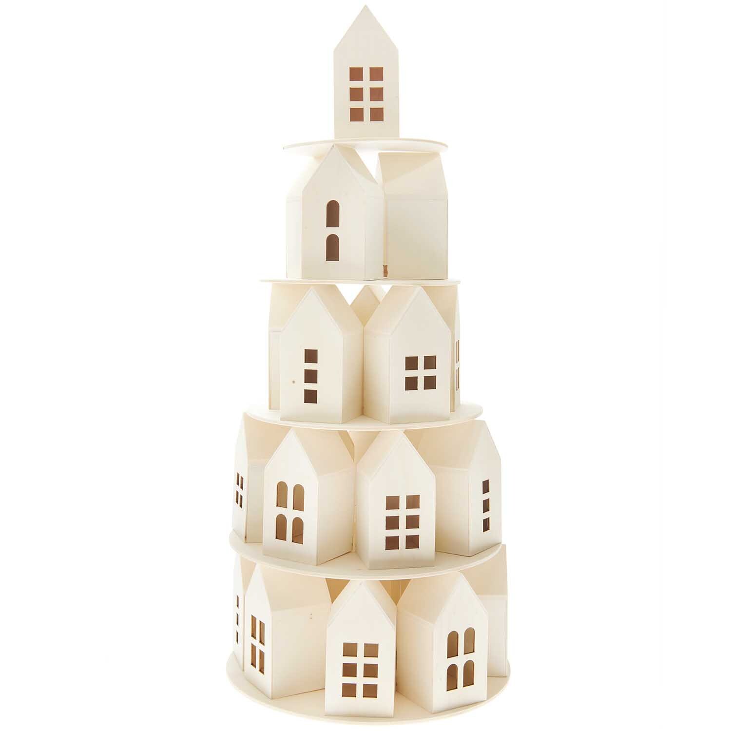 Adventskalender Holz-Haus-Pyramide von Rico Design: Weiße, mehrstufige Pyramide aus kleinen Häusern.
