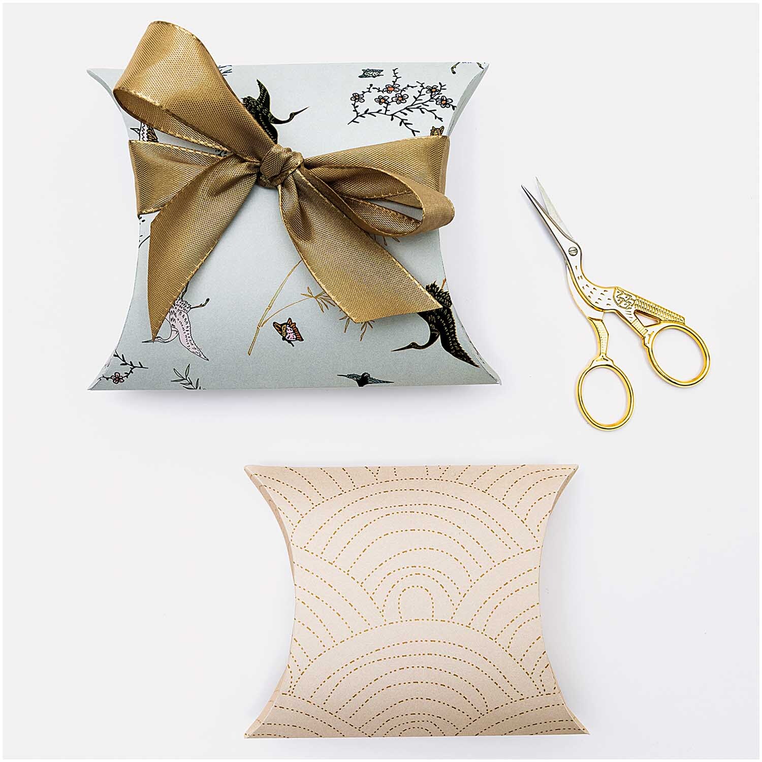 Paper Poetry Geschenkschachteln Jardin Japonais mit Kranichen, dekoriert mit goldener Schleife und Schere. Ideal für stilvolle Geschenke.