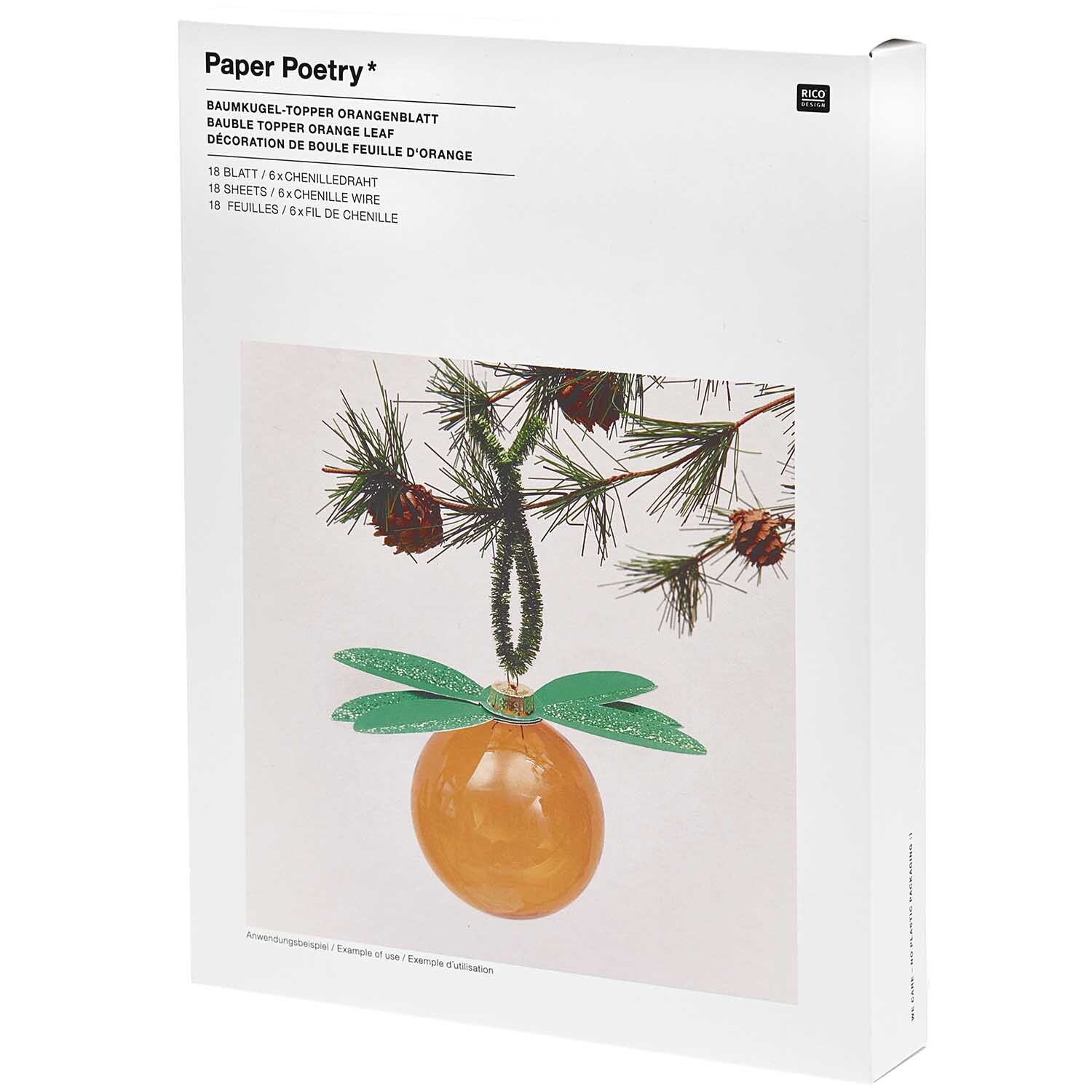 Paper Poetry Christbaumkugel-Topper Orangenblatt, 6 Stück, zeigt eine orangefarbene Kugel mit grünen Blättern an einem Tannenzweig.