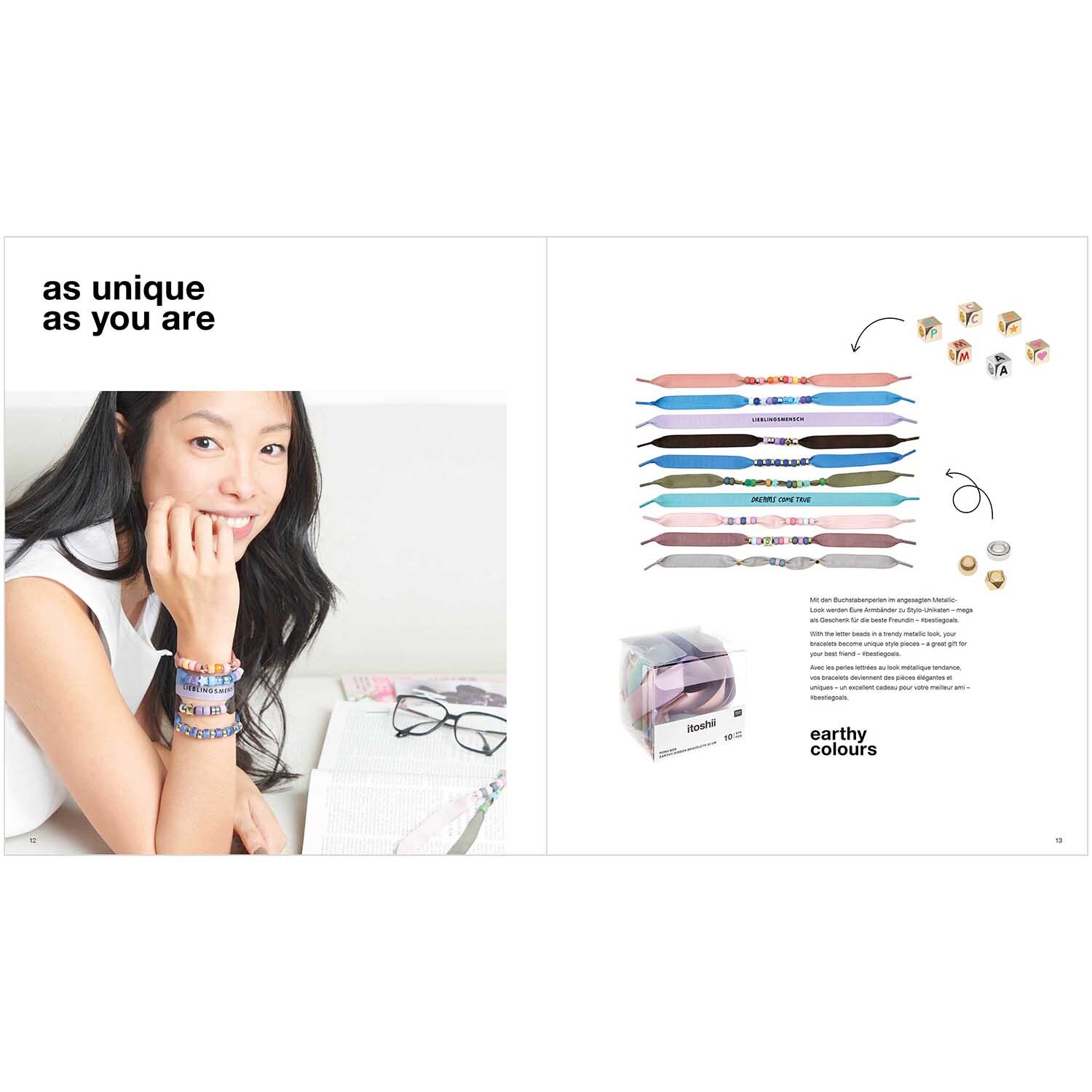 Heft itoshii -Ponii Beads von Rico Design Heft itoshii -Ponii Beads von Rico Design zeigt eine Frau mit bunten Armbändern am Schreibtisch.