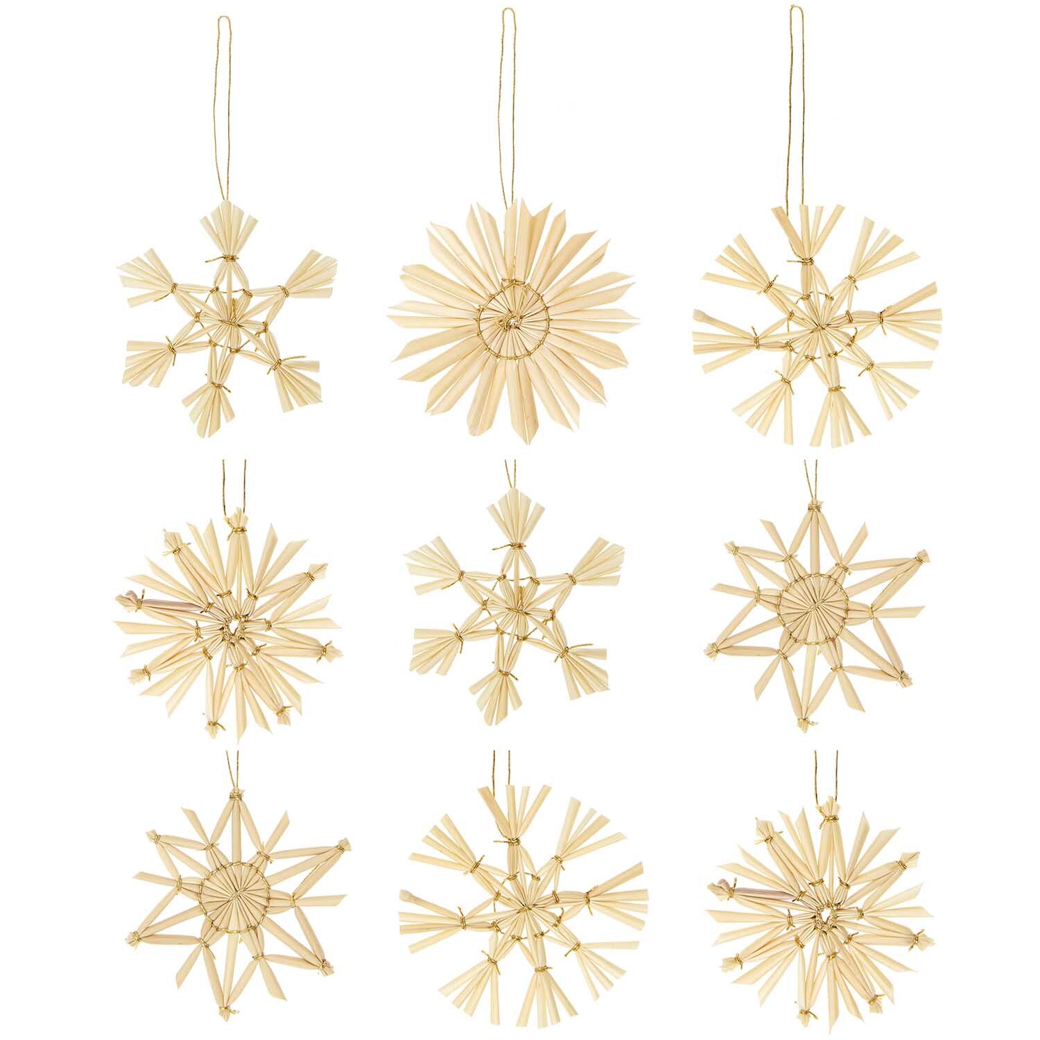 Premium Strohstern-Set 6x6cm: Neun kunstvoll geflochtene Strohsterne von Rico Design, ideal für Weihnachtsdekorationen.