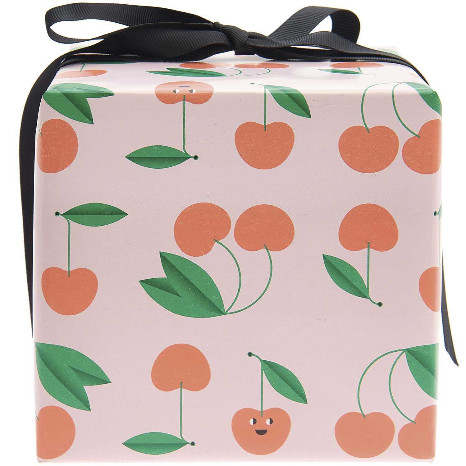 Paper Poetry Geschenkpapier Kirschen rosa 200x70cm 80g/m² von Rico Design Paper Poetry Geschenkpapier mit Kirschmuster auf rosa Hintergrund, verpackt mit schwarzem Band. Ideal für stilvolle Geschenke.