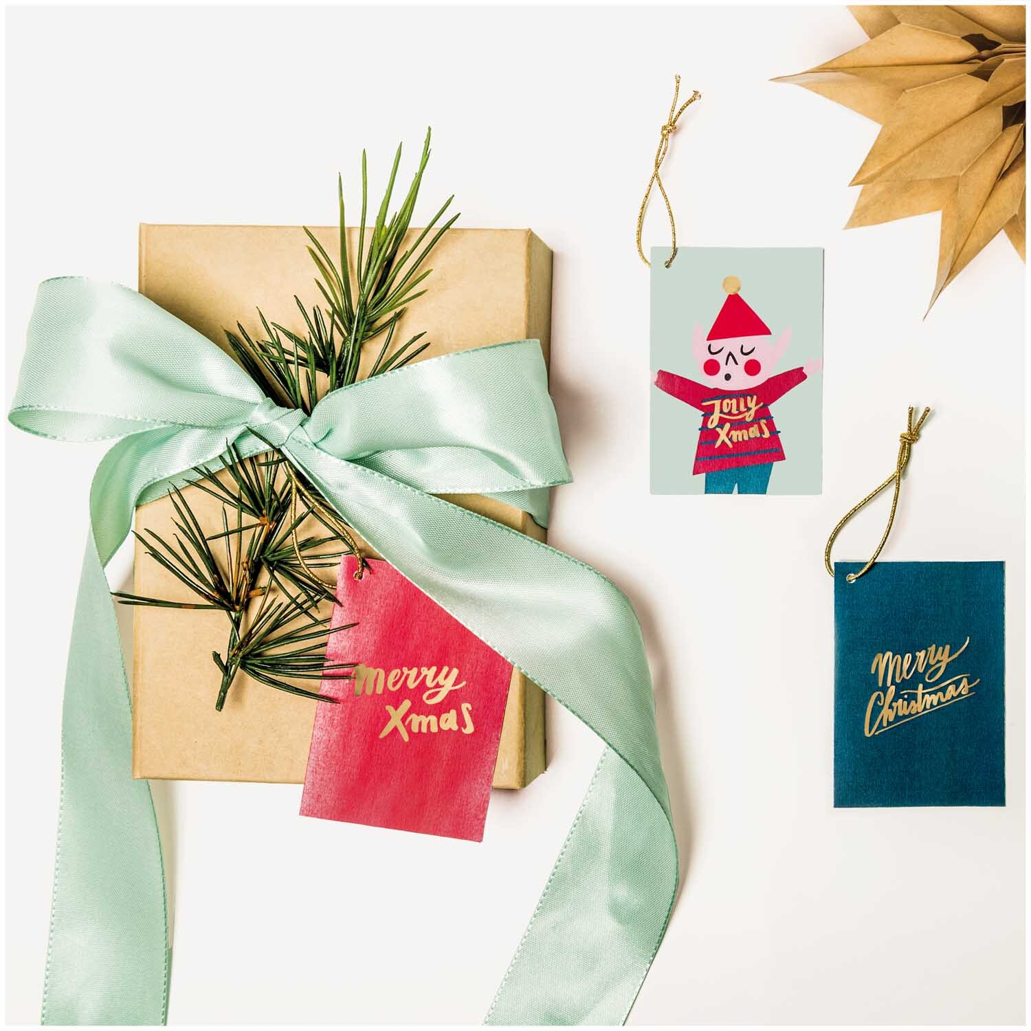 Paper Poetry Kärtchenanhänger Jolly Christmas Classic 6 Stück von Rico Design Paper Poetry Kärtchenanhänger Jolly Christmas Classic, festlich dekoriert mit Geschenkbox und Schleife.