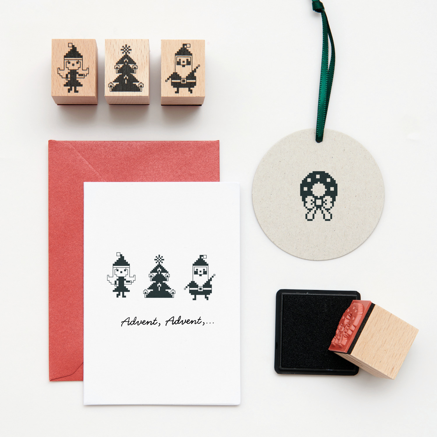 Paper Poetry Stempelset Pixel: Elfteilige Stempel mit weihnachtlichen Pixelmotiven und Zubehör von Rico Design.