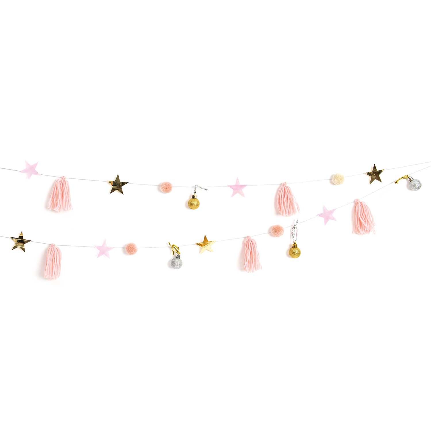 Quasten-Girlande rosa-pastell 2,2m von Rico Design Quasten-Girlande rosa-pastell 2,2m von Rico Design mit goldenen Sternen und rosa Quasten auf weißem Hintergrund.