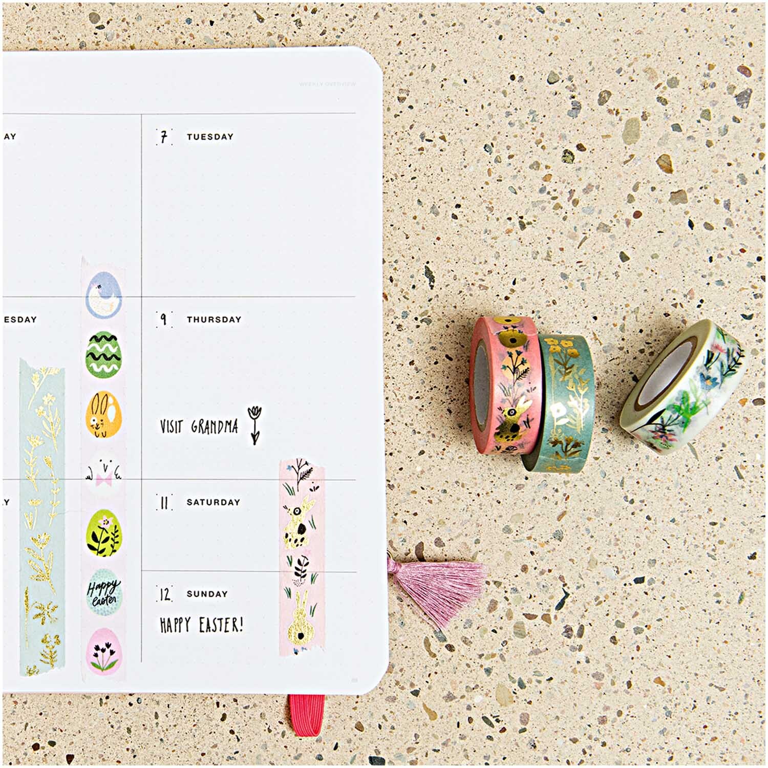 Paper Poetry Tape Set Bunny Hop 5-teilig von Rico Design Paper Poetry Tape Set Bunny Hop: Fünf dekorative Klebebänder von Rico Design neben einem Kalender. Ideal für kreative Osterdekorationen.