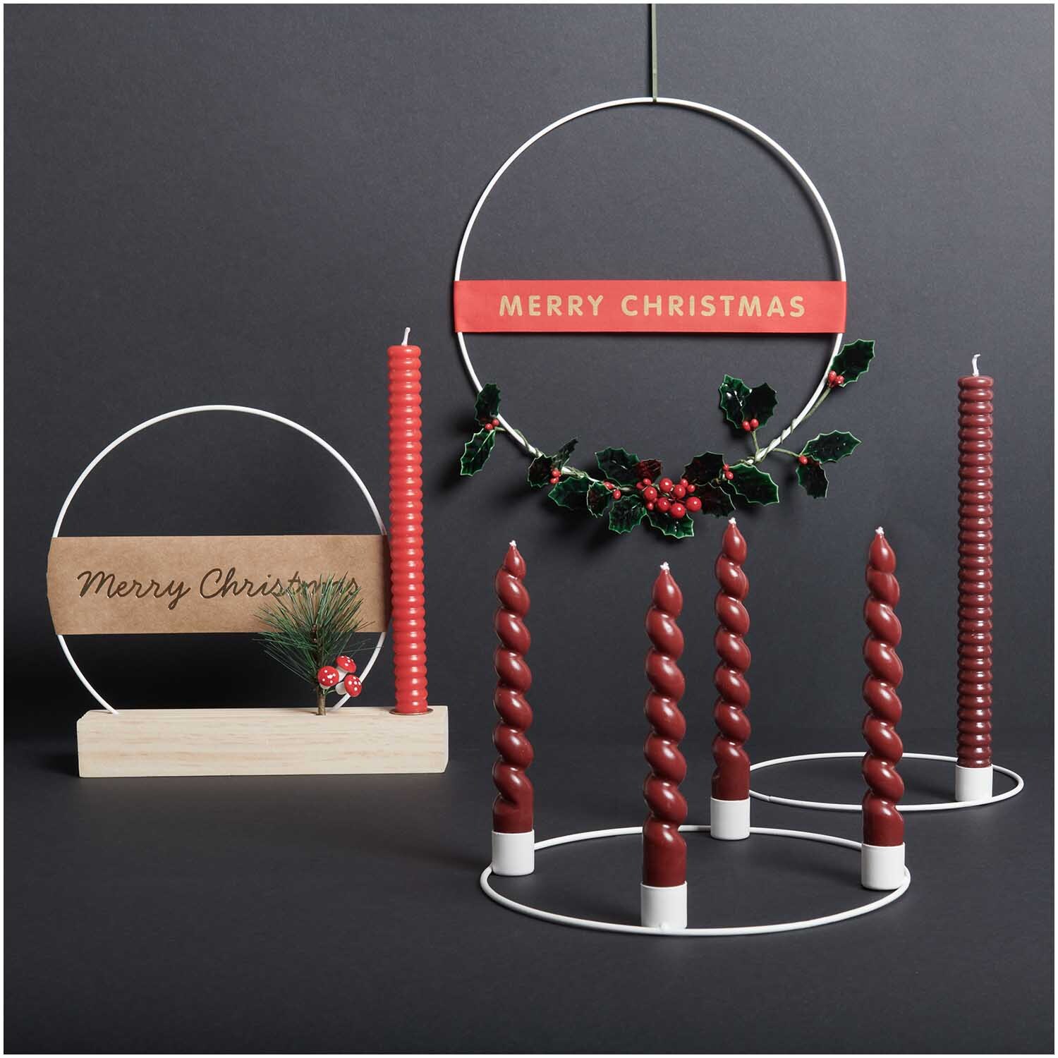 Metallring Adventskranz Ø 25cm Farbe Off White Matt von Rico Design Metallring Adventskranz Ø 25cm in Off White Matt mit roten Kerzen und weihnachtlicher Dekoration. Ideal für festliche Tischdekoration.