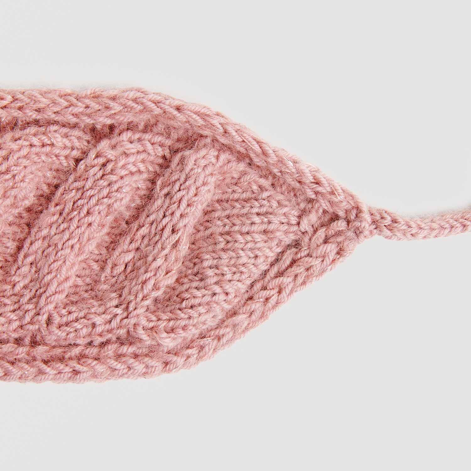 Essentials Super Kid Mohair Loves Silk Glamorous Glitter 25g 190m Farbe Beere von Rico Design Essentials Merino dk: Handgestricktes Blattmuster in Perlrosa, ideal für kreative Herbstprojekte.