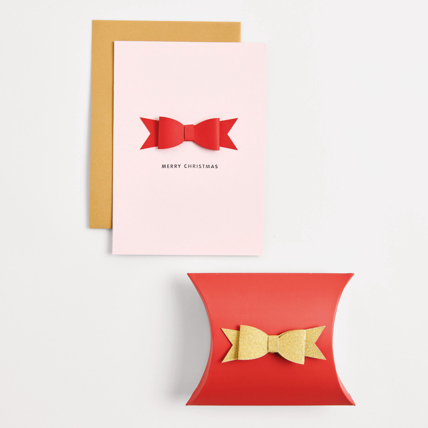 Paper Poetry 3D Sticker Schleifen Rot 4 Stück von Rico Design Paper Poetry 3D Sticker Schleifen Rot von Rico Design auf Karten und Geschenkbox, ideal für festliche Dekorationen.