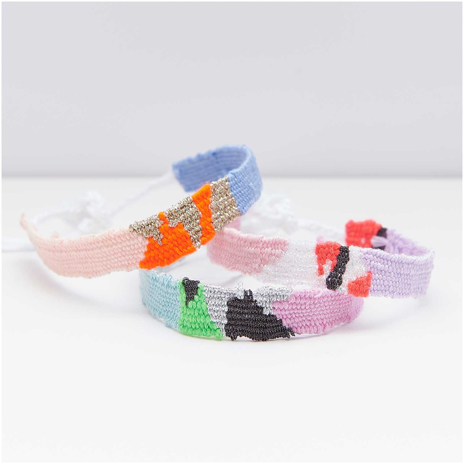 Set de fils à broder Neon 10 pièces 10-teilig from Rico Design Stickgarn Set Neon: Bunte, handgefertigte Armbänder aus 10-teiligem Garn von Rico Design.
