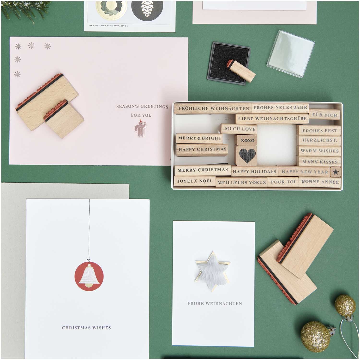 Paper Poetry XL Stempelset Merry Christmas serif 27-teilig von Rico Design Paper Poetry XL Stempelset Merry Christmas serif, 27-teilig, auf grünem Hintergrund mit Karten.