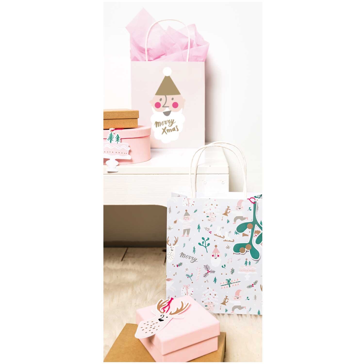 Paper Poetry Papiertüten Jolly Christmas pastell 18x21cm 2 Stück von Rico Design Paper Poetry Papiertüten Jolly Christmas in Pastellfarben, dekoriert mit weihnachtlichen Motiven, auf einem Tisch arrangiert.