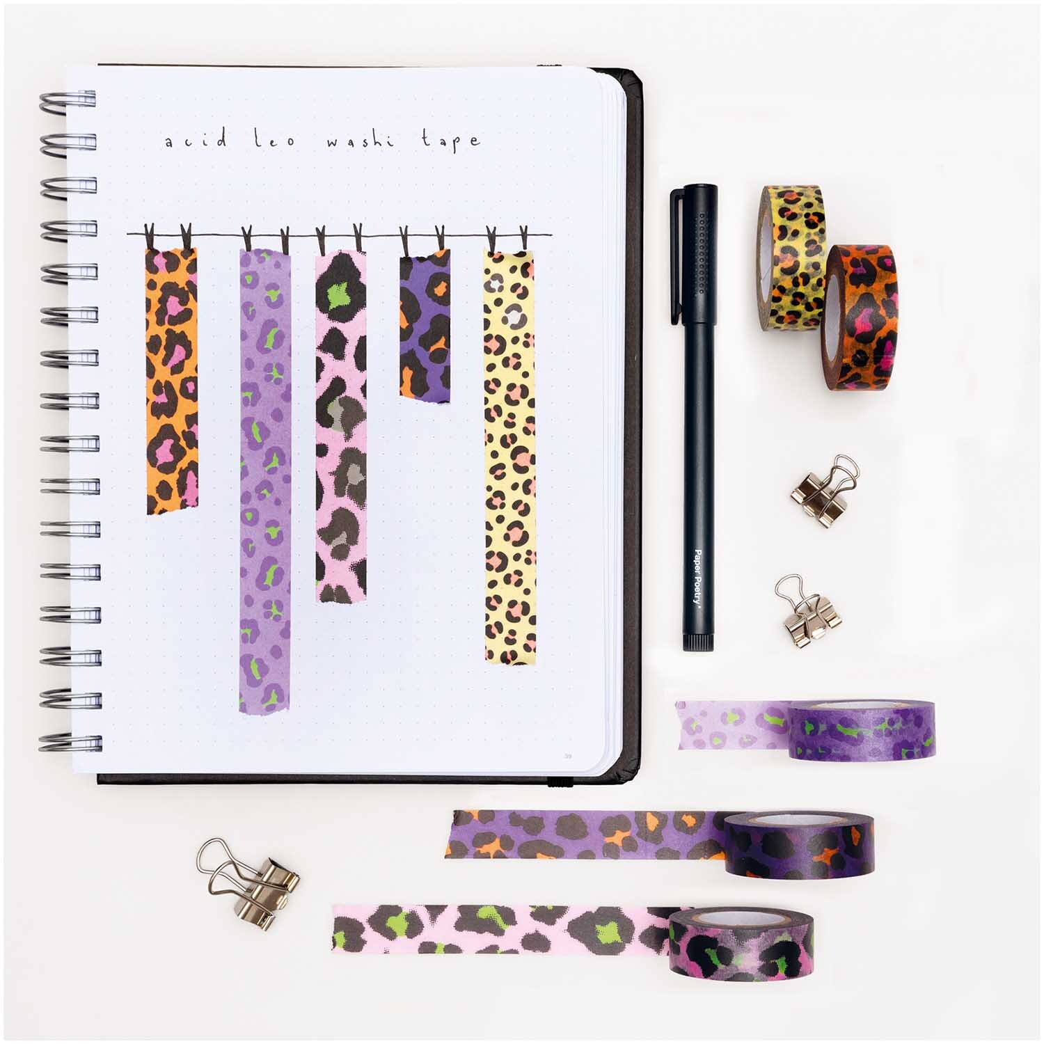 Paper Poetry Pigment Liner schwarz 6 Stifte von Rico Design Paper Poetry Pigment Liner schwarz 6 Stifte neben einem Notizbuch mit buntem Leopardenmuster-Washi-Tape und Büroklammern.