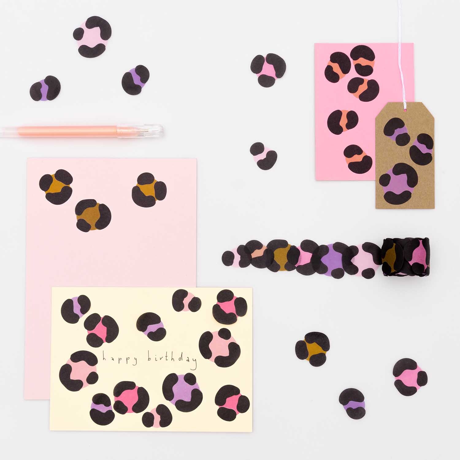 Washi Sticker Acid Leo pink 200 Stück von Rico Design Washi Sticker Acid Leo pink 200 Stück von Rico Design auf Karten und Anhängern in Leopardenmuster. Ideal für kreative Bastelprojekte und Dekorationen.