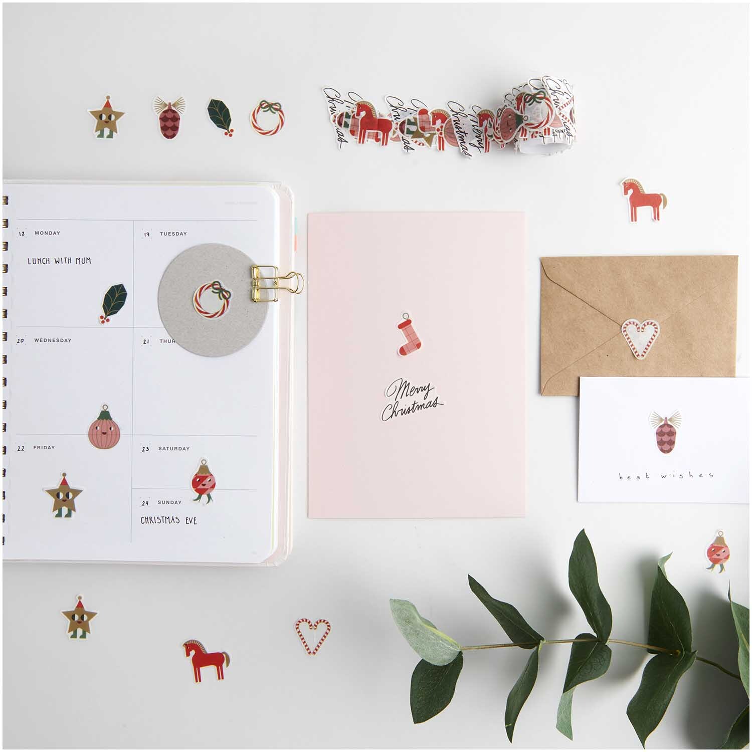 Paper Poetry Washi Sticker Figuren Christmas Rocks! 200 Stück von Rico Design Paper Poetry Washi Sticker Figuren Christmas Rocks! 200 Stück, dekoriert auf einem Tisch mit Notizbuch, Karten und Pflanzen, von Rico Design.