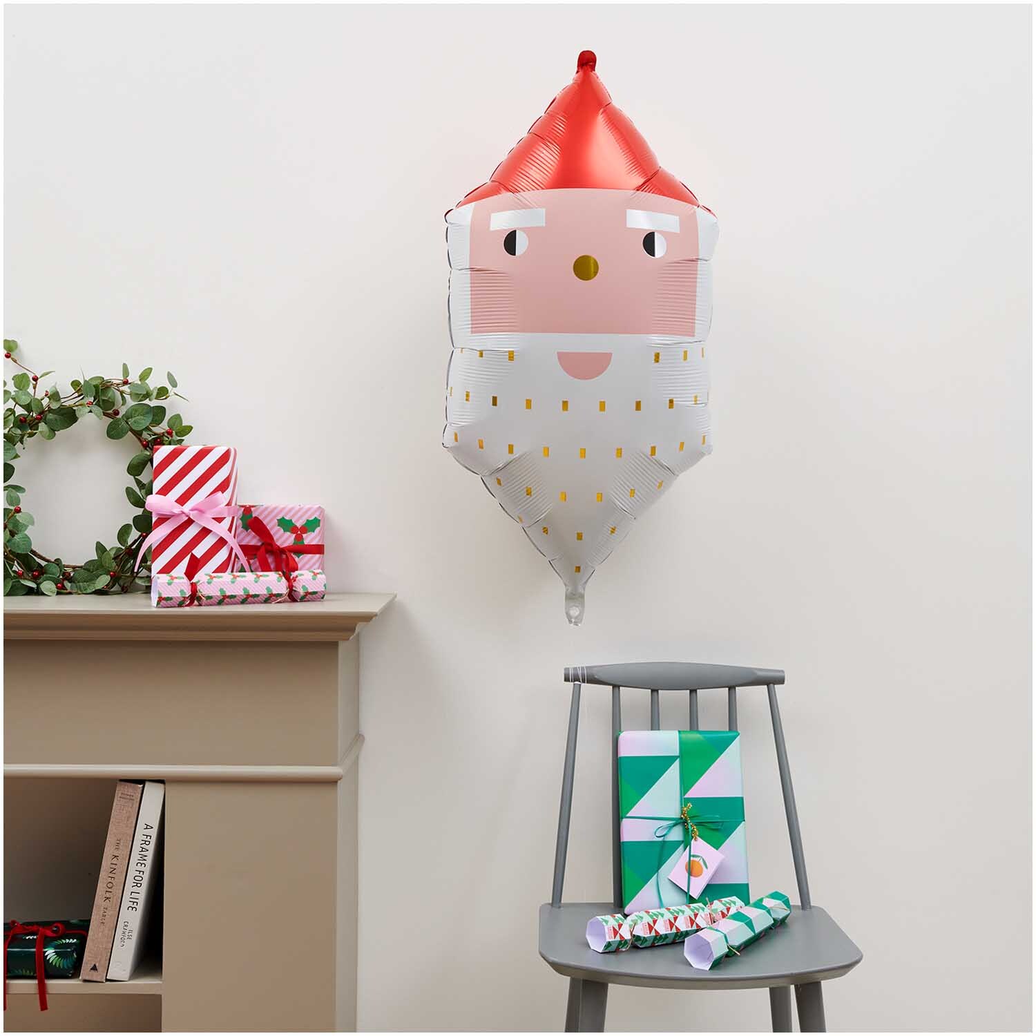 Folienballon Weihnachtsmann 41x82x33cm von Rico Design Folienballon Weihnachtsmann 41x82x33cm: Bunter Weihnachtsmann-Ballon von Rico Design, dekorativ an einer Wand befestigt.