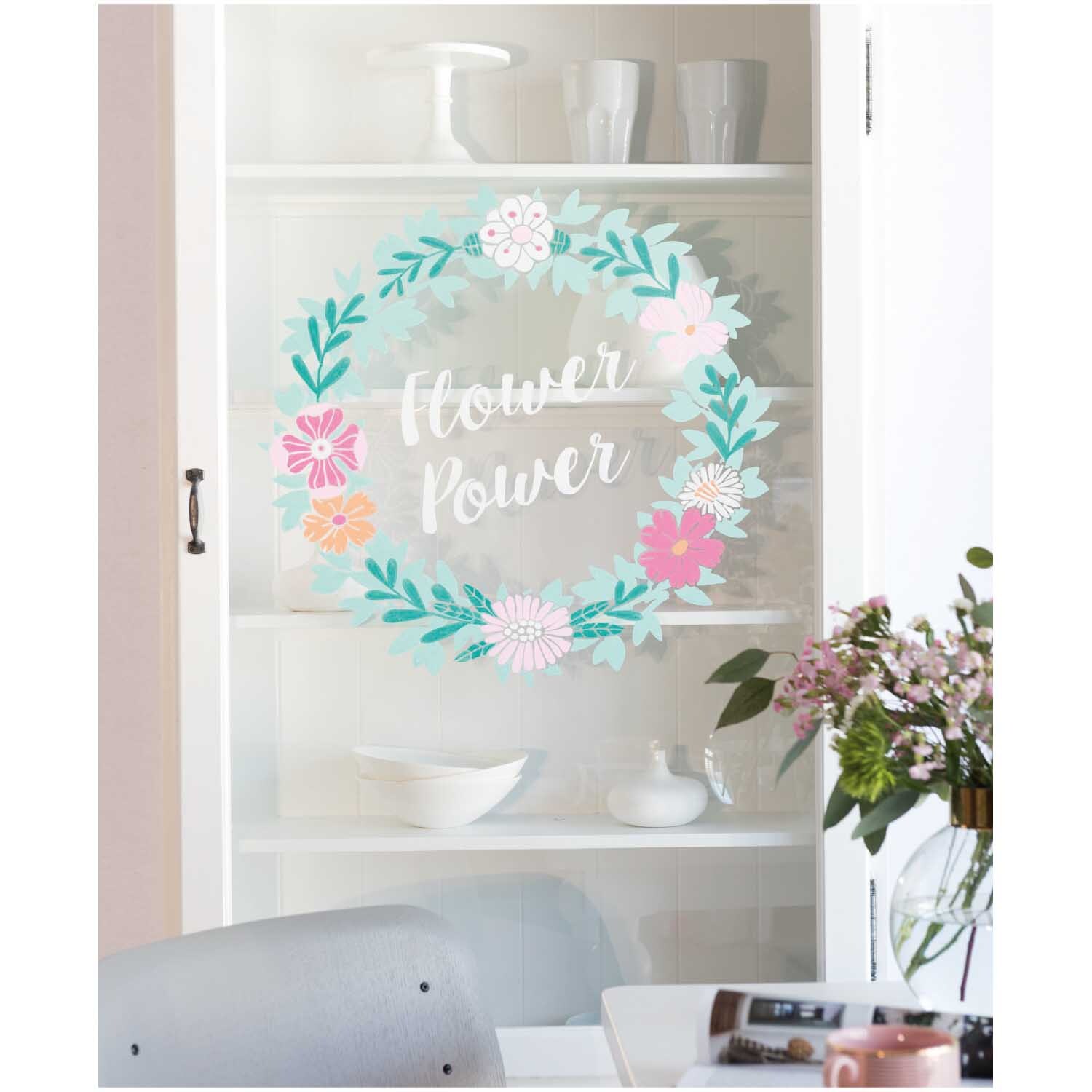 Kreidestifte Flüssigkreide Set Pastell 3mm 4 Farben von Rico Design Kreidestifte Flüssigkreide Set Pastell 3mm 4 Farben: Blumenkranz auf Glas mit dekorativen Blüten und Schriftzug "Flower Power". Ideal für kreative Dekorationen.